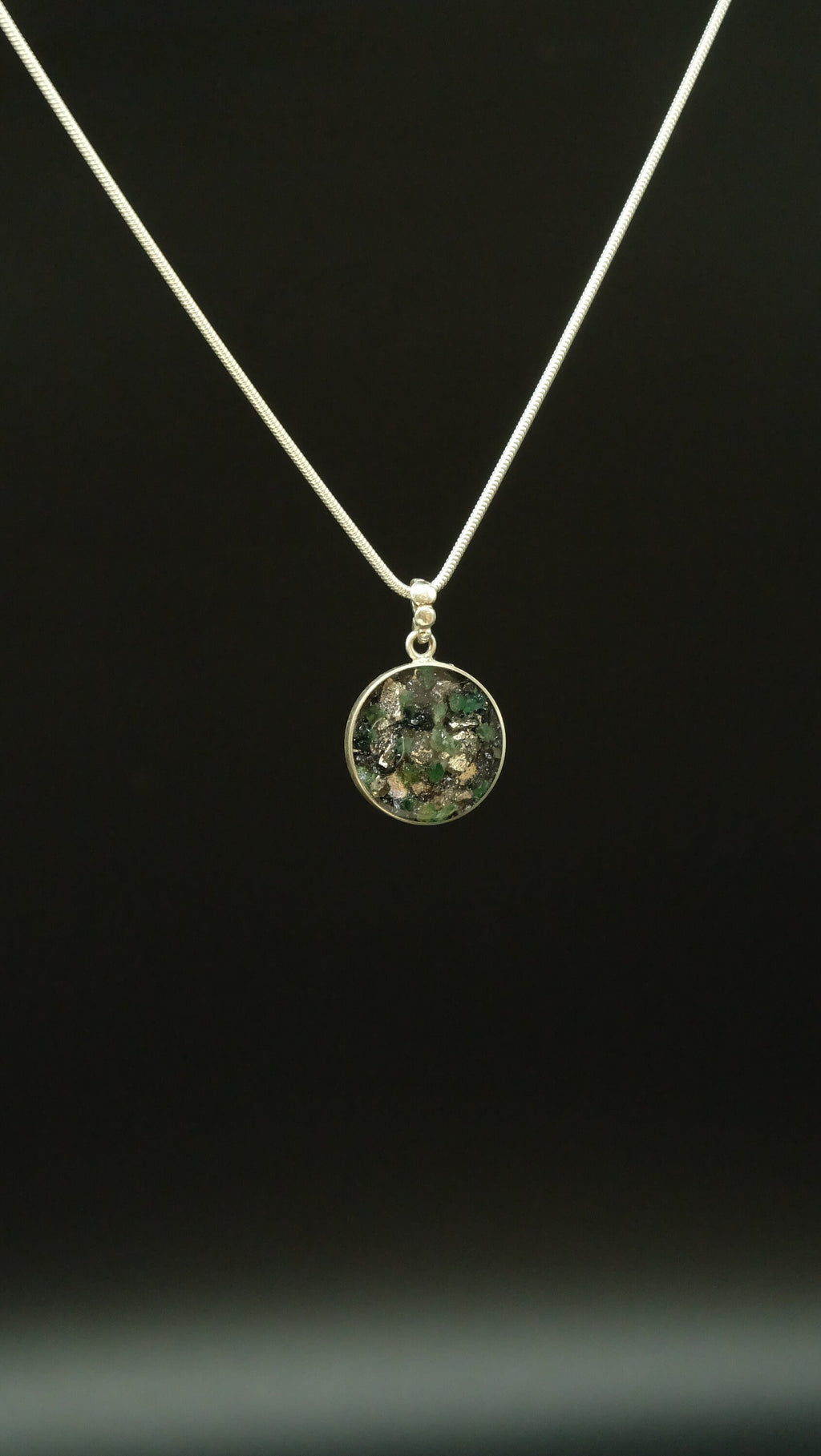 20mm 925 Sterling Silber Amulett mit Smaragd und recycelten Metallen von Hand gefertigt in einer Schmuckmanufaktur in Deutschland