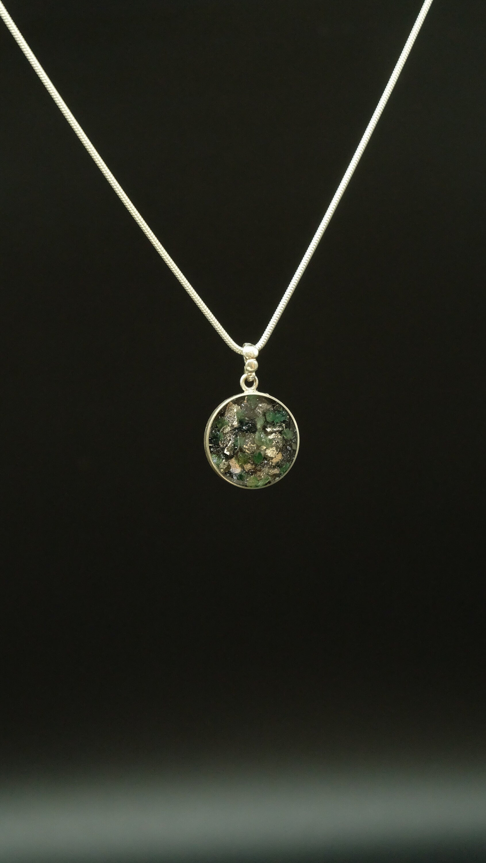 20mm 925 Sterling Silber Amulett mit Smaragd und recycelten Metallen von Hand gefertigt in einer Schmuckmanufaktur in Deutschland
