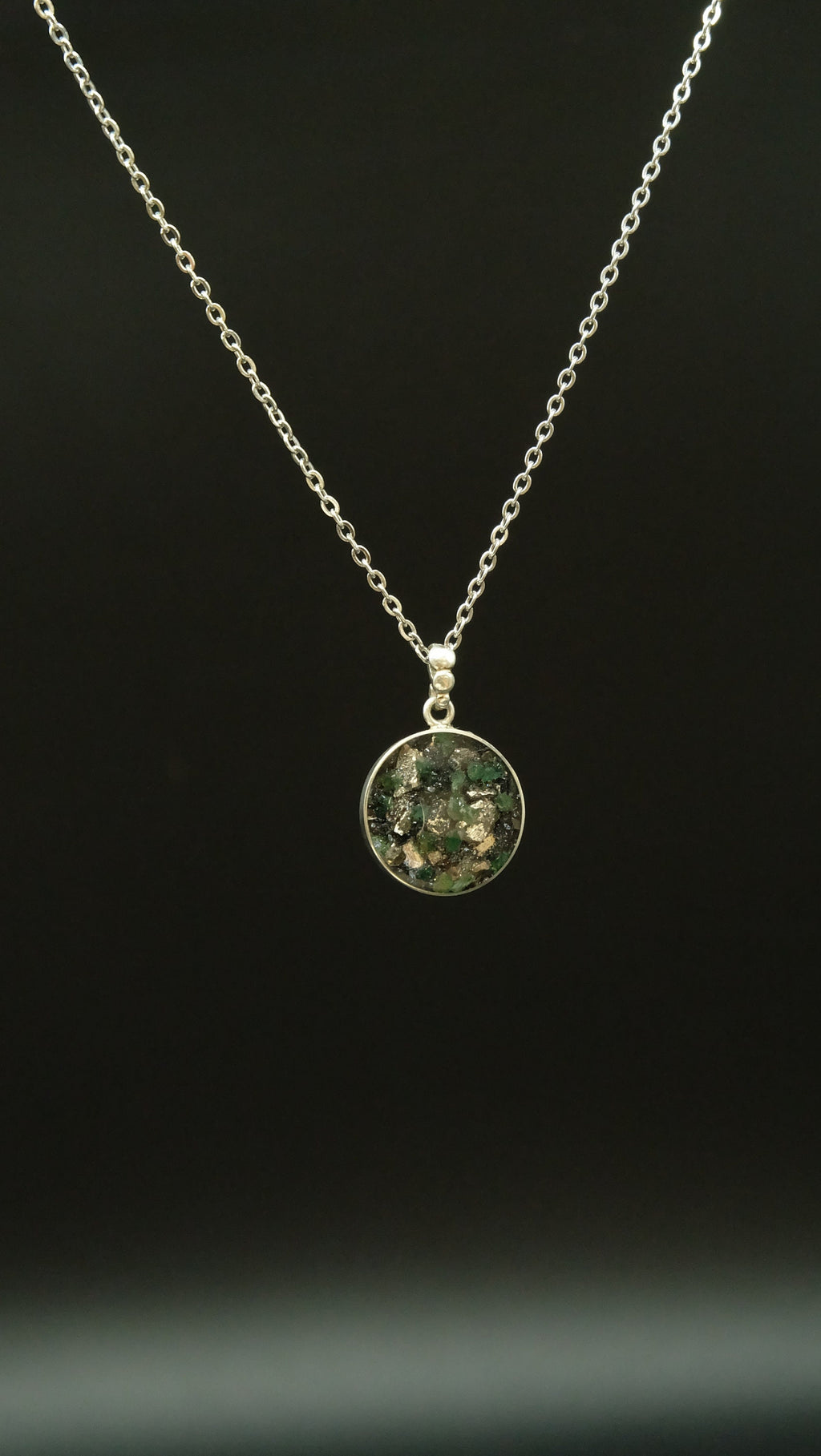 20mm 925 Sterling Silber Amulett mit Smaragd und recycelten Metallen von Hand gefertigt in einer Schmuckmanufaktur in Deutschland