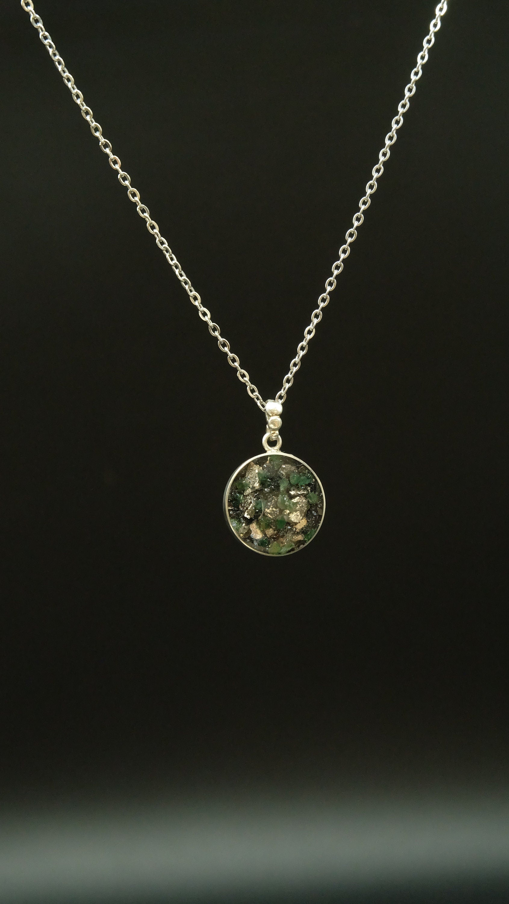 20mm 925 Sterling Silber Amulett mit Smaragd und recycelten Metallen von Hand gefertigt in einer Schmuckmanufaktur in Deutschland