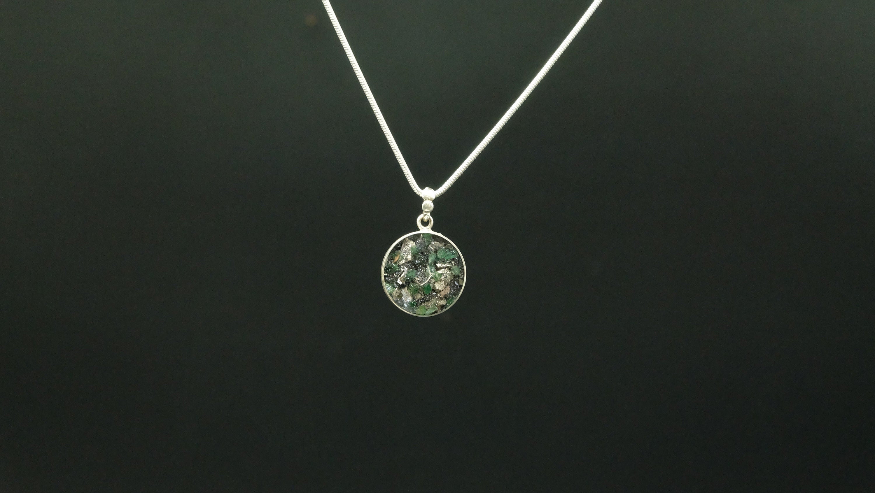 20mm 925 Sterling Silber Amulett mit Smaragd und recycelten Metallen von Hand gefertigt in einer Schmuckmanufaktur in Deutschland