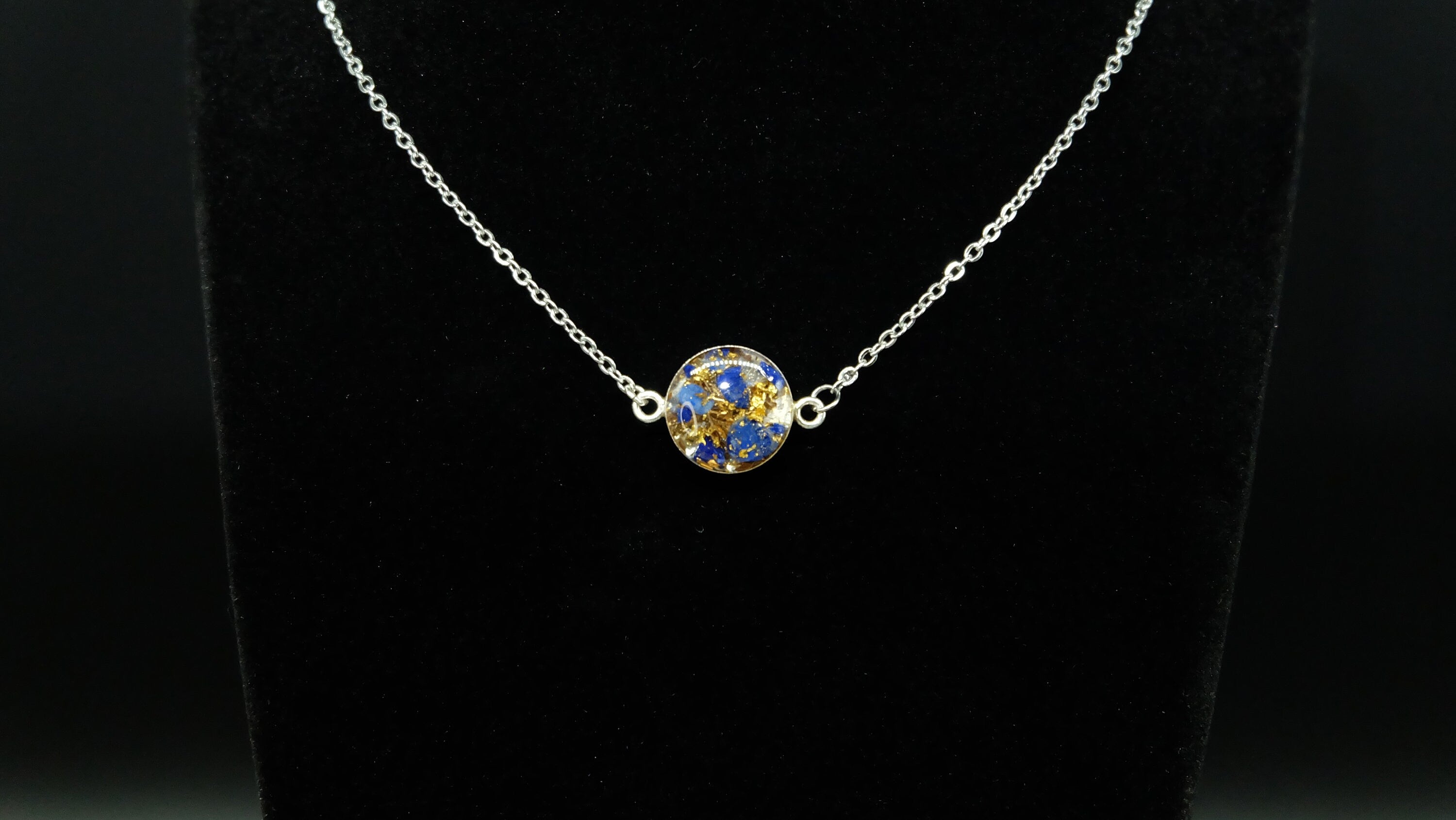 Lapislazuli 925 Sterling Silber Anhänger mit Halskette von Hand gefertigt aus Edelsteinen Kunstharz und recycelten Metallen