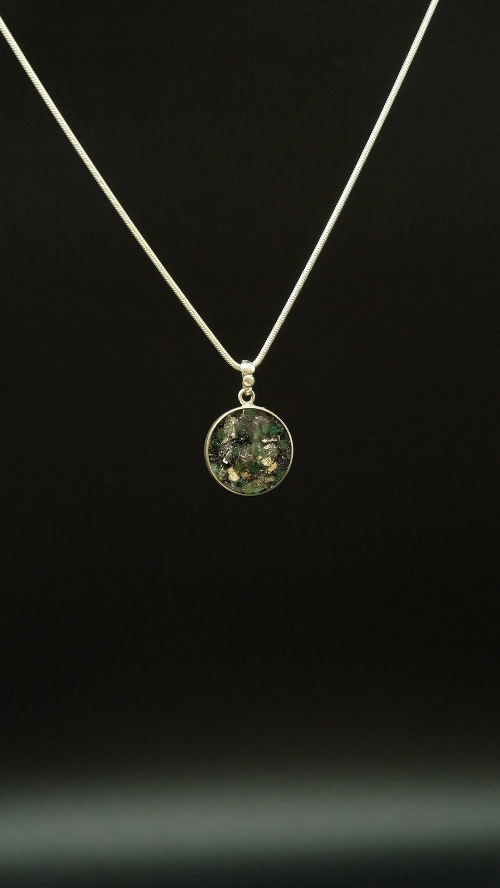 20mm 925 Sterling Silber Amulett mit Smaragd und recycelten Metallen von Hand gefertigt in einer Schmuckmanufaktur in Deutschland