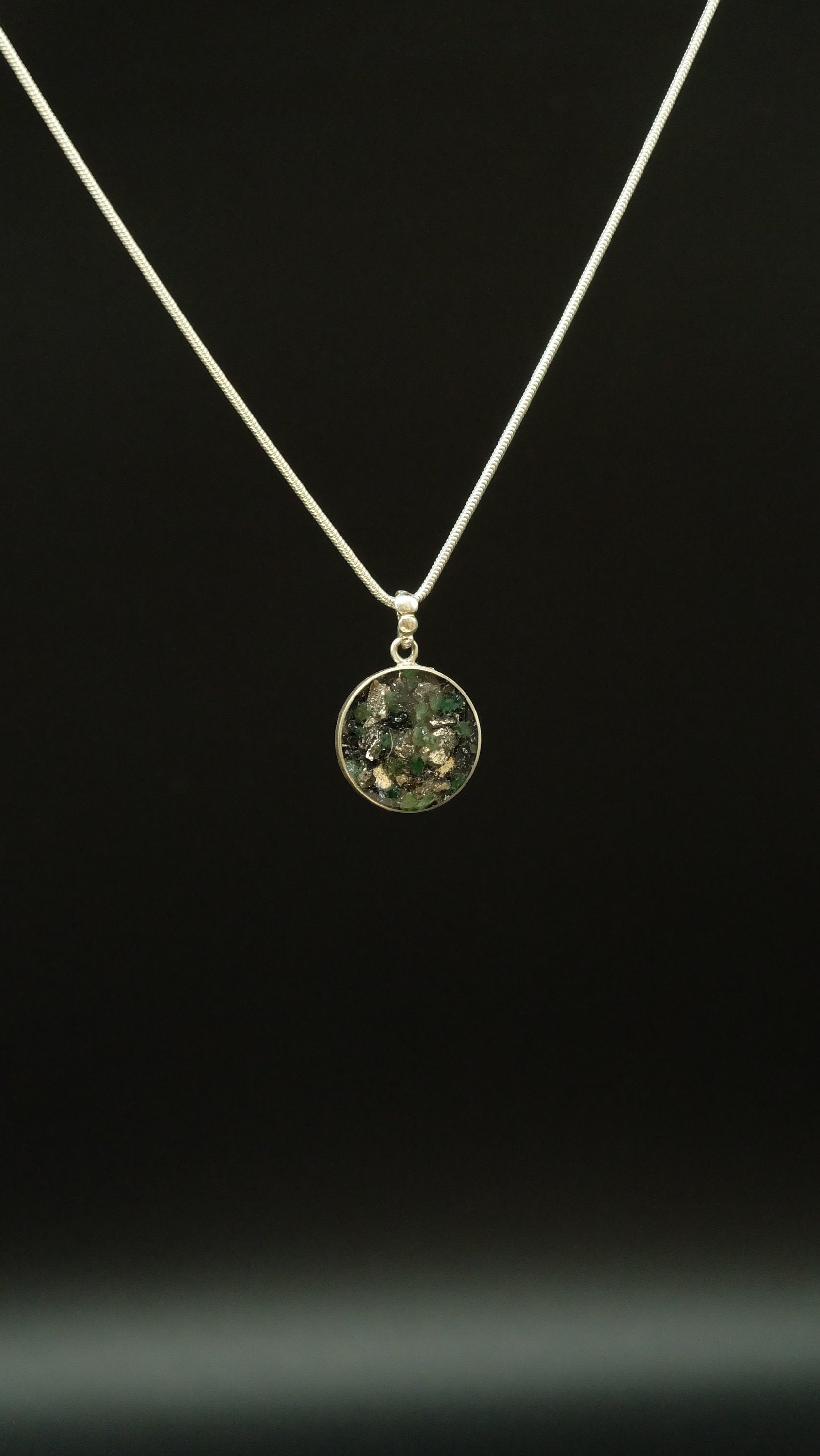 20mm 925 Sterling Silber Amulett mit Smaragd und recycelten Metallen von Hand gefertigt in einer Schmuckmanufaktur in Deutschland