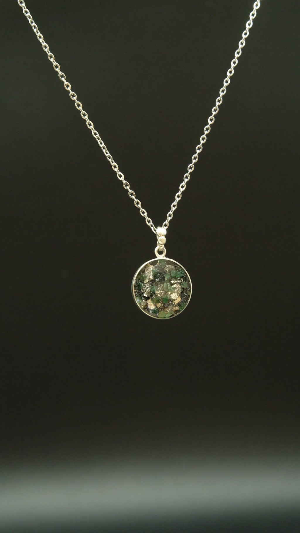 20mm 925 Sterling Silber Amulett mit Smaragd und recycelten Metallen von Hand gefertigt in einer Schmuckmanufaktur in Deutschland