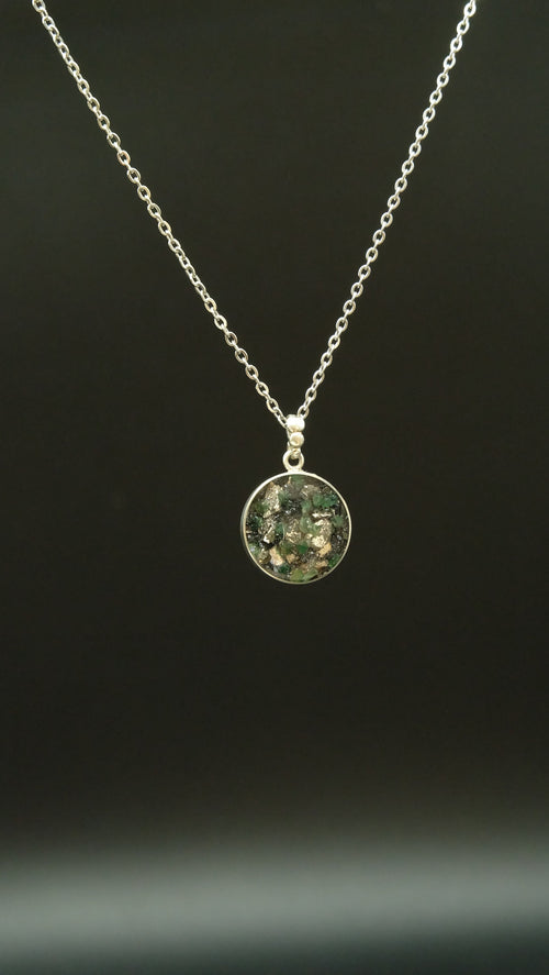 20mm 925 Sterling Silber Amulett mit Smaragd und recycelten Metallen von Hand gefertigt in einer Schmuckmanufaktur in Deutschland
