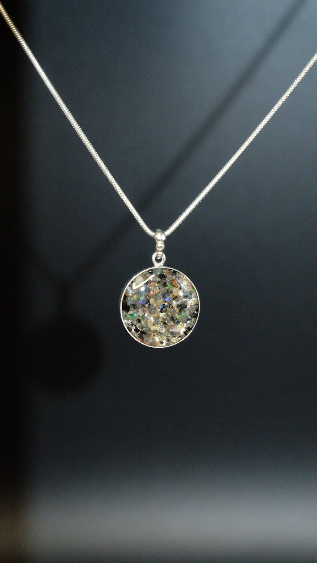 21mm 925 Sterling Silber Amulett mit Opal und Edelschungit von Hand gefertigt in einer Schmuckmanufaktur in Deutschland
