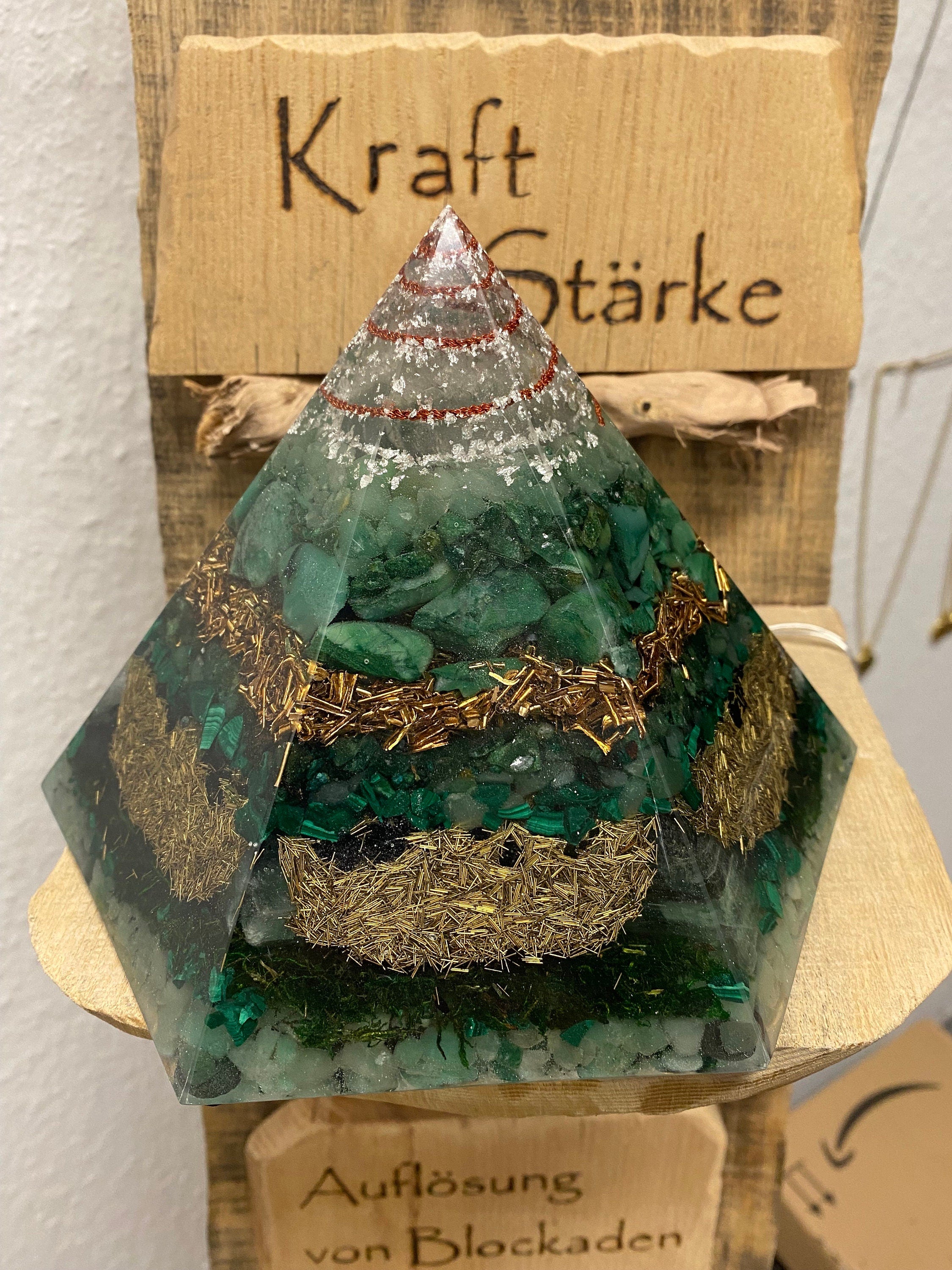 Orgonit Pyramide Nachtlicht mit LED | Handgemachte Energiepyramide mit Bergkristall & Farbwechsellicht | Chakra Deko und Geschenkidee