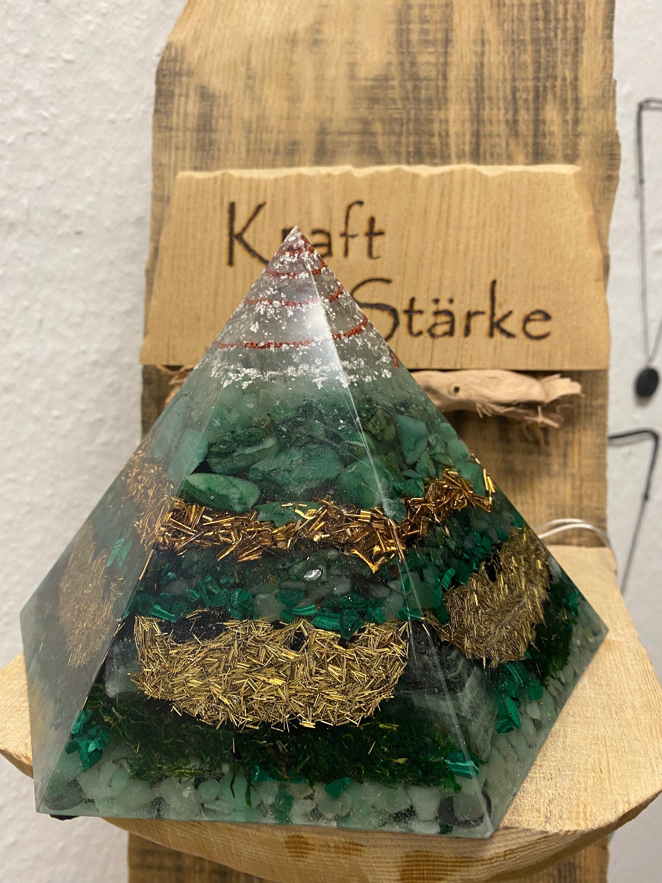 Orgonit Pyramide Nachtlicht mit LED | Handgemachte Energiepyramide mit Bergkristall & Farbwechsellicht | Chakra Deko und Geschenkidee