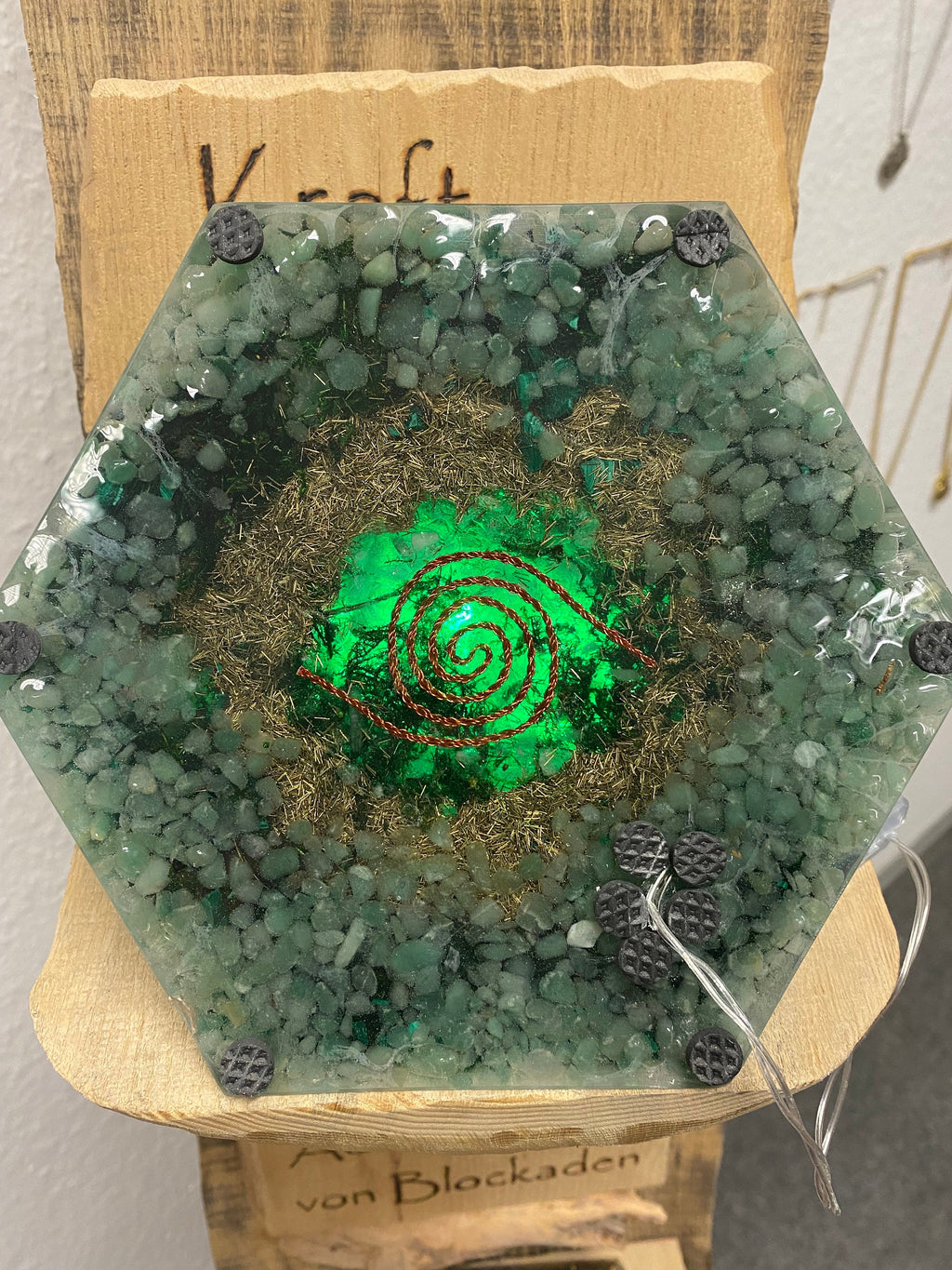 Orgonit Pyramide Nachtlicht mit LED | Handgemachte Energiepyramide mit Bergkristall & Farbwechsellicht | Chakra Deko und Geschenkidee