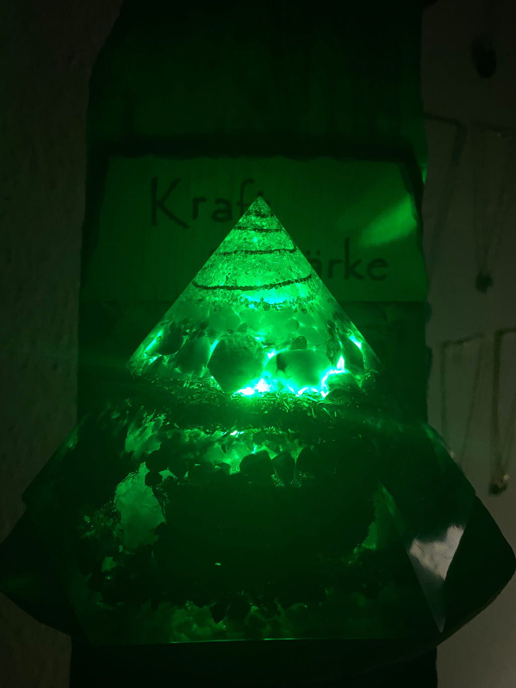 Orgonit Pyramide Nachtlicht mit LED | Handgemachte Energiepyramide mit Bergkristall & Farbwechsellicht | Chakra Deko und Geschenkidee