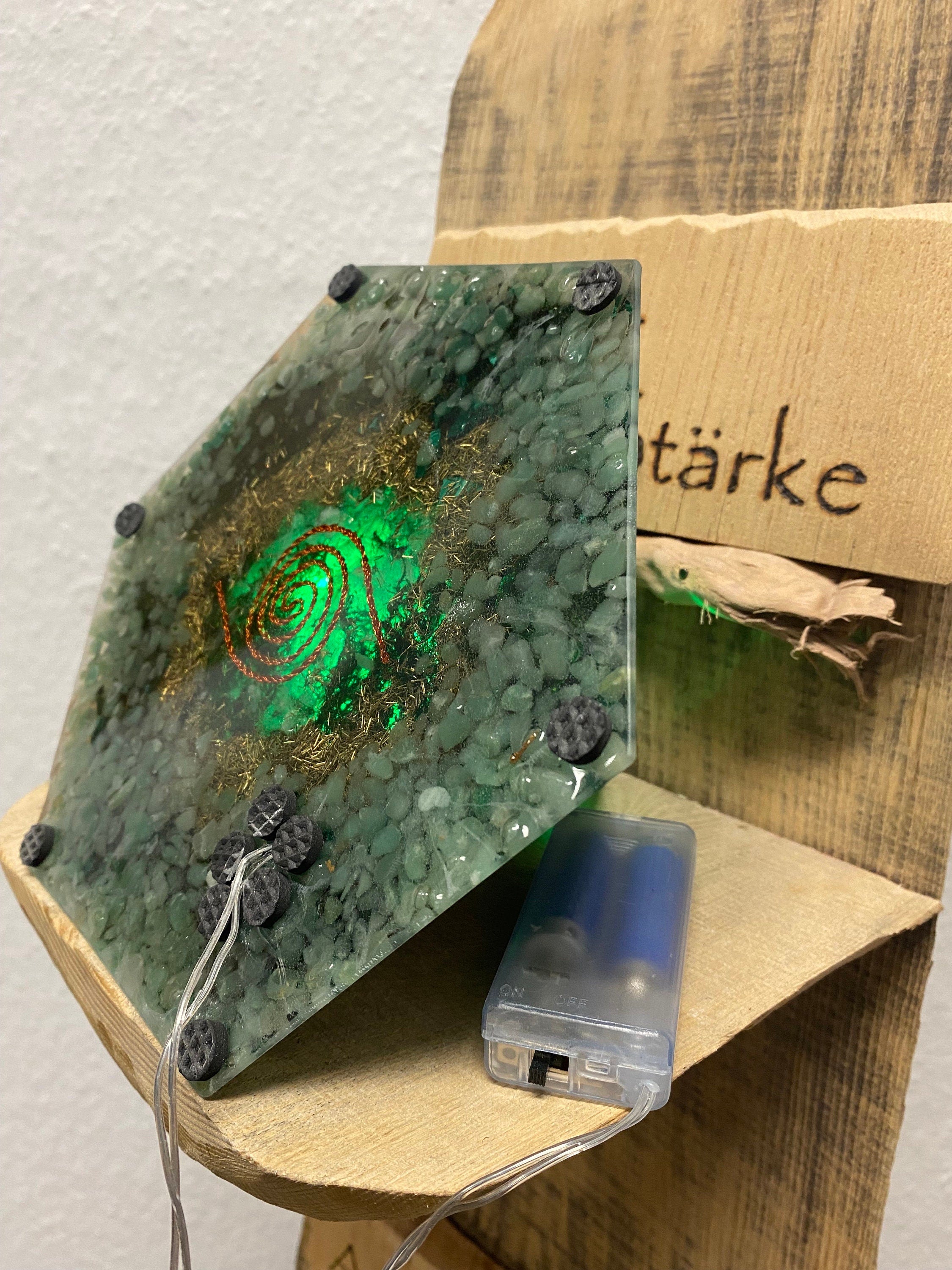 Orgonit Pyramide Nachtlicht mit LED | Handgemachte Energiepyramide mit Bergkristall & Farbwechsellicht | Chakra Deko und Geschenkidee