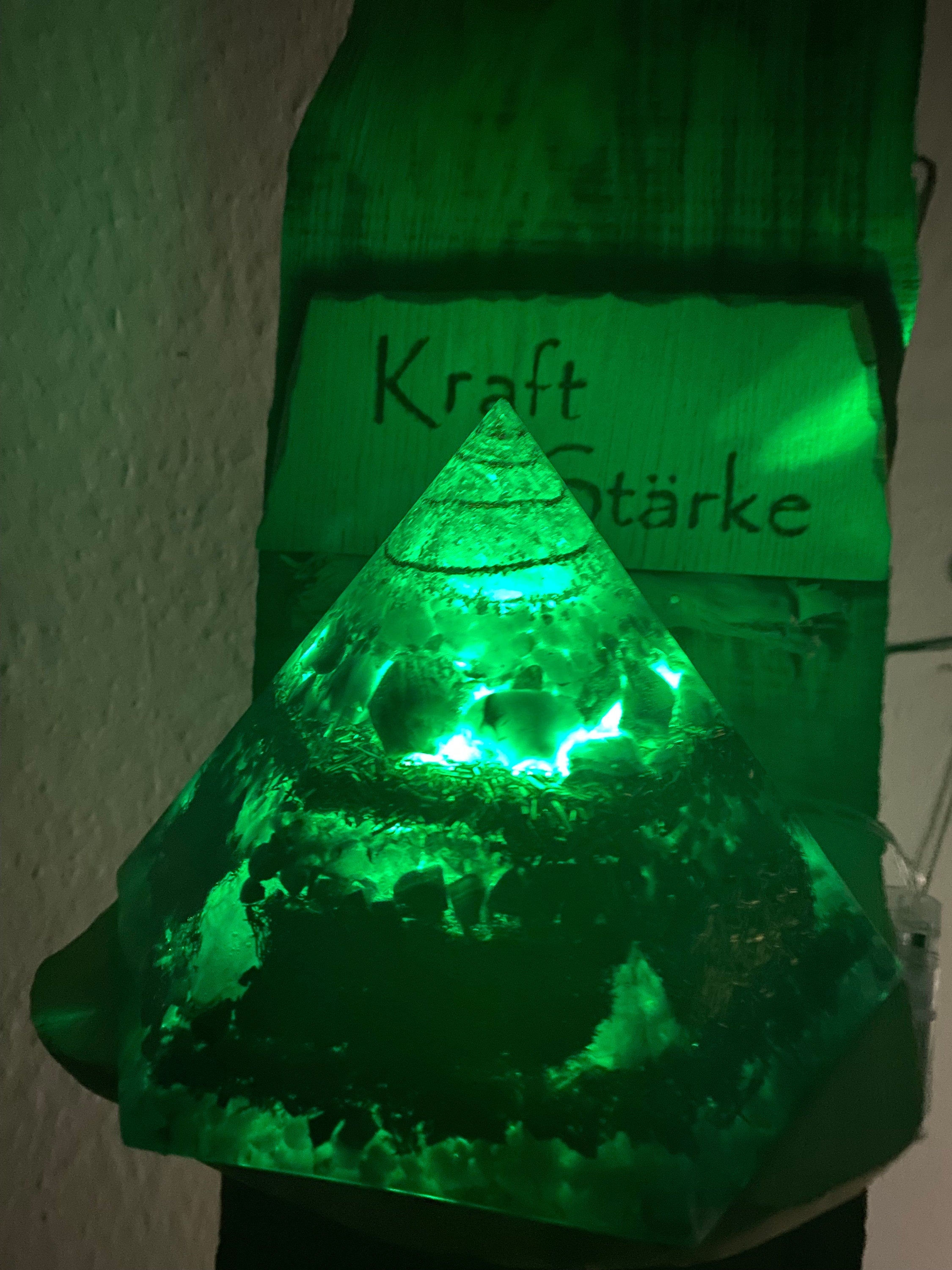 Orgonit Pyramide Nachtlicht mit LED | Handgemachte Energiepyramide mit Bergkristall & Farbwechsellicht | Chakra Deko und Geschenkidee