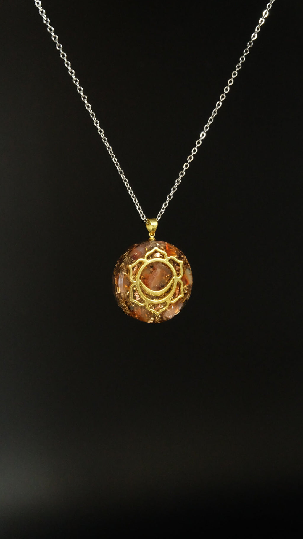 Sakralchakra Orgonit Amulett mit Karneol und Bergkristall DM 30mm