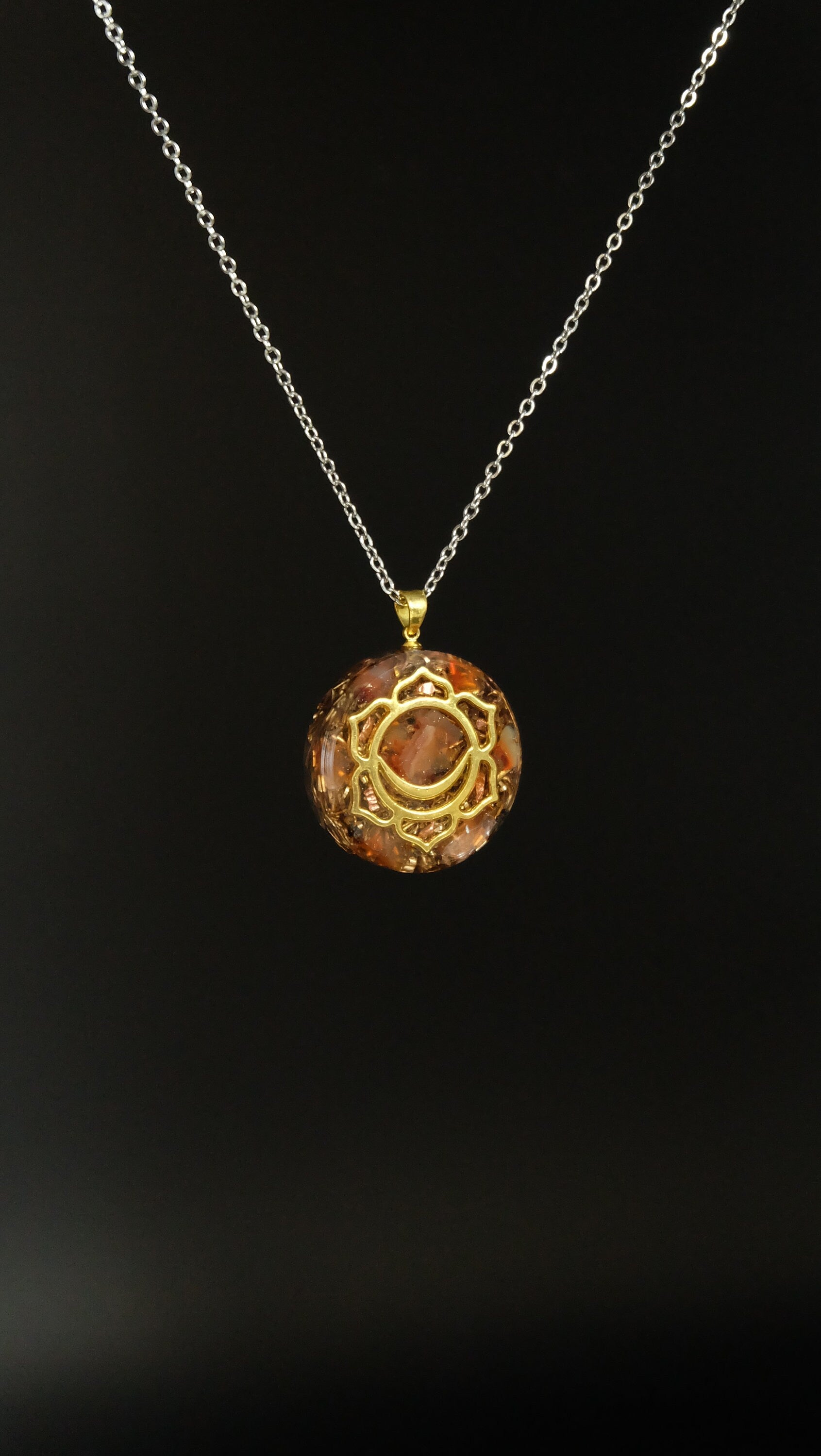 Sakralchakra Orgonit Amulett mit Karneol und Bergkristall DM 30mm