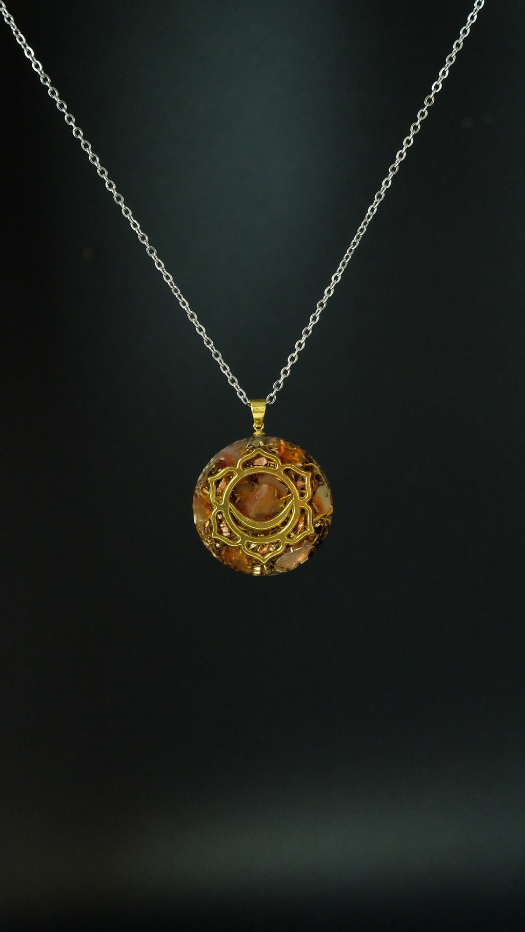 Sakralchakra Orgonit Amulett mit Karneol und Bergkristall DM 30mm