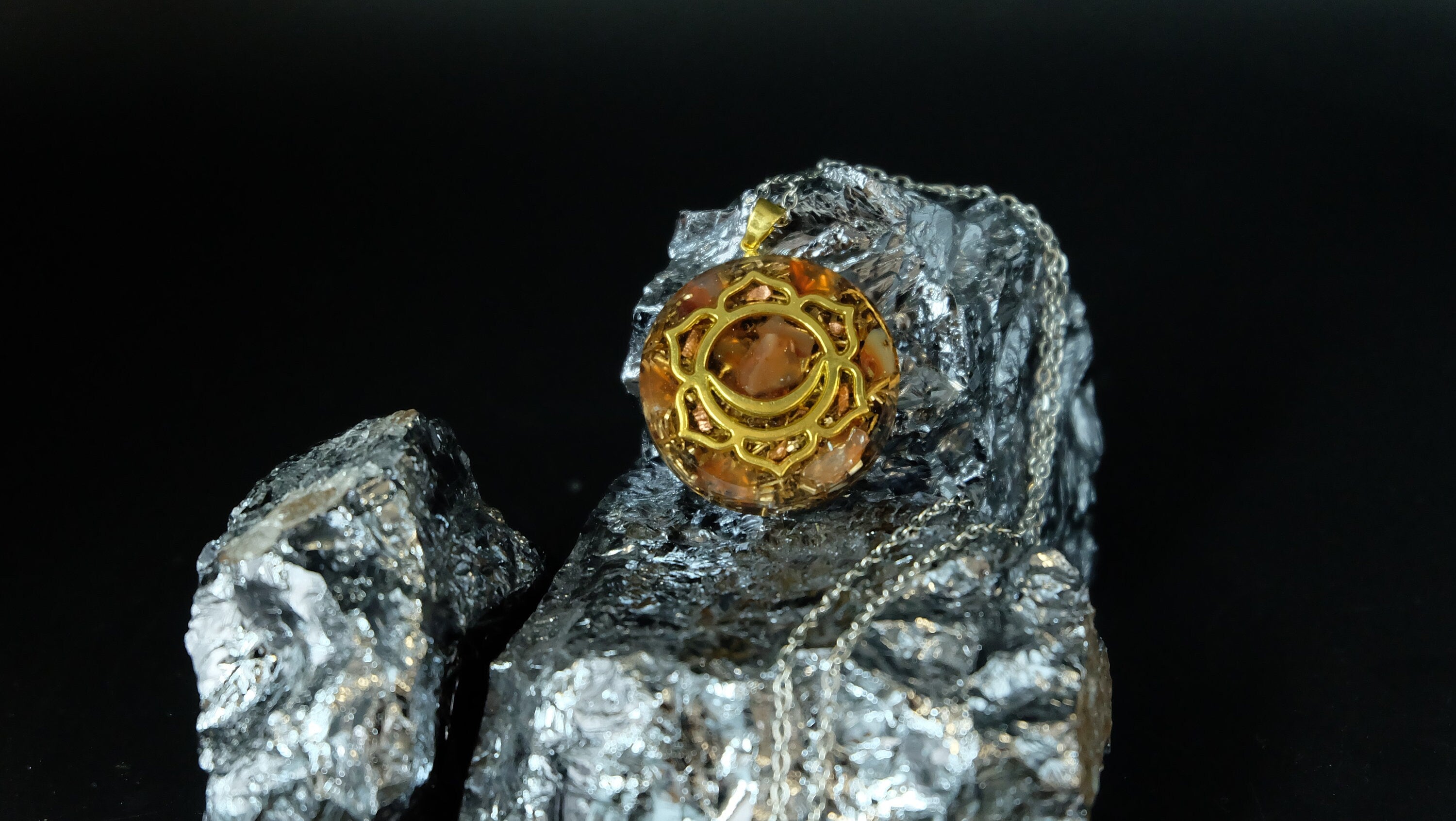 Sakralchakra Orgonit Amulett mit Karneol und Bergkristall DM 30mm