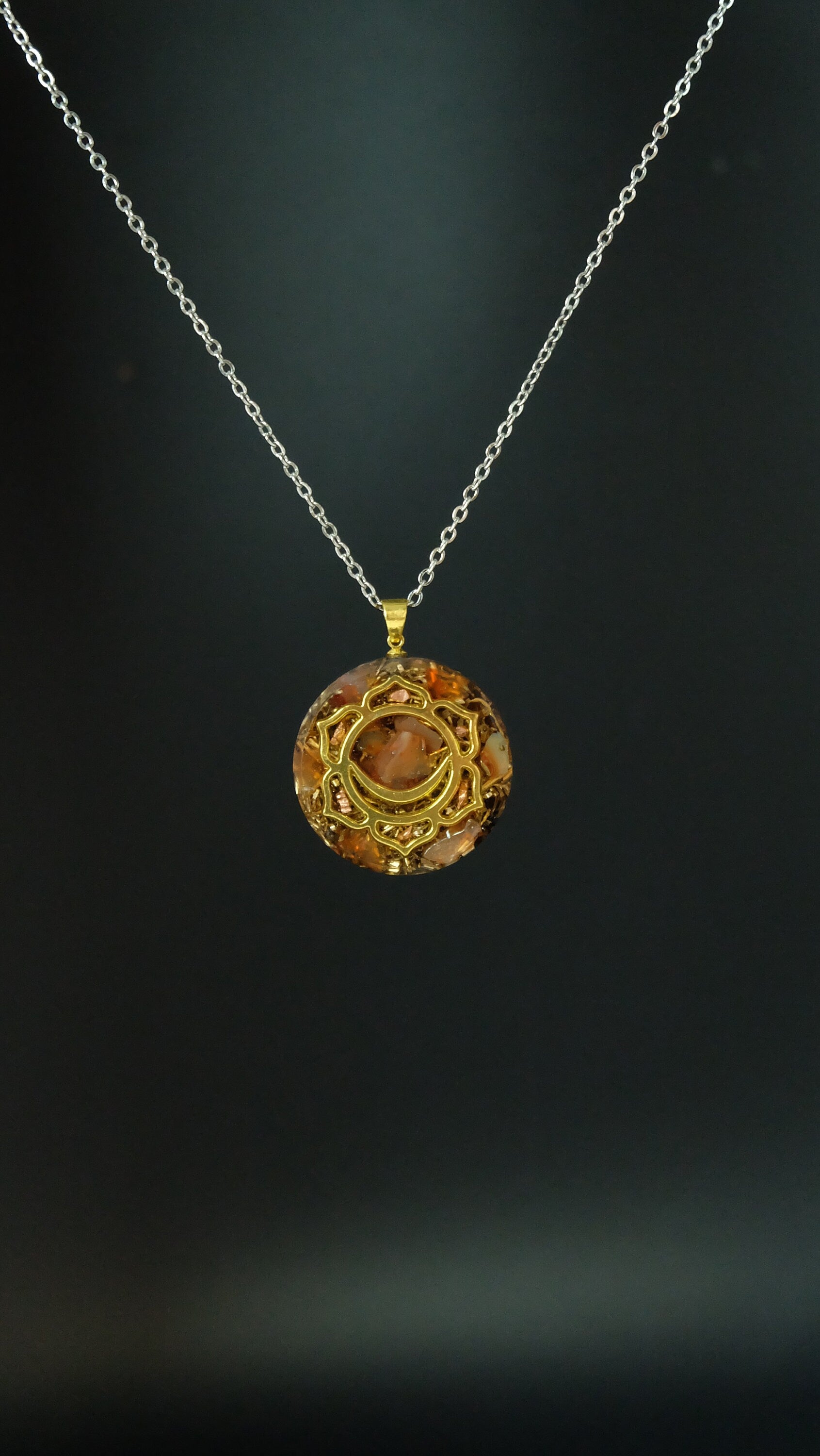 Sakralchakra Orgonit Amulett mit Karneol und Bergkristall DM 30mm