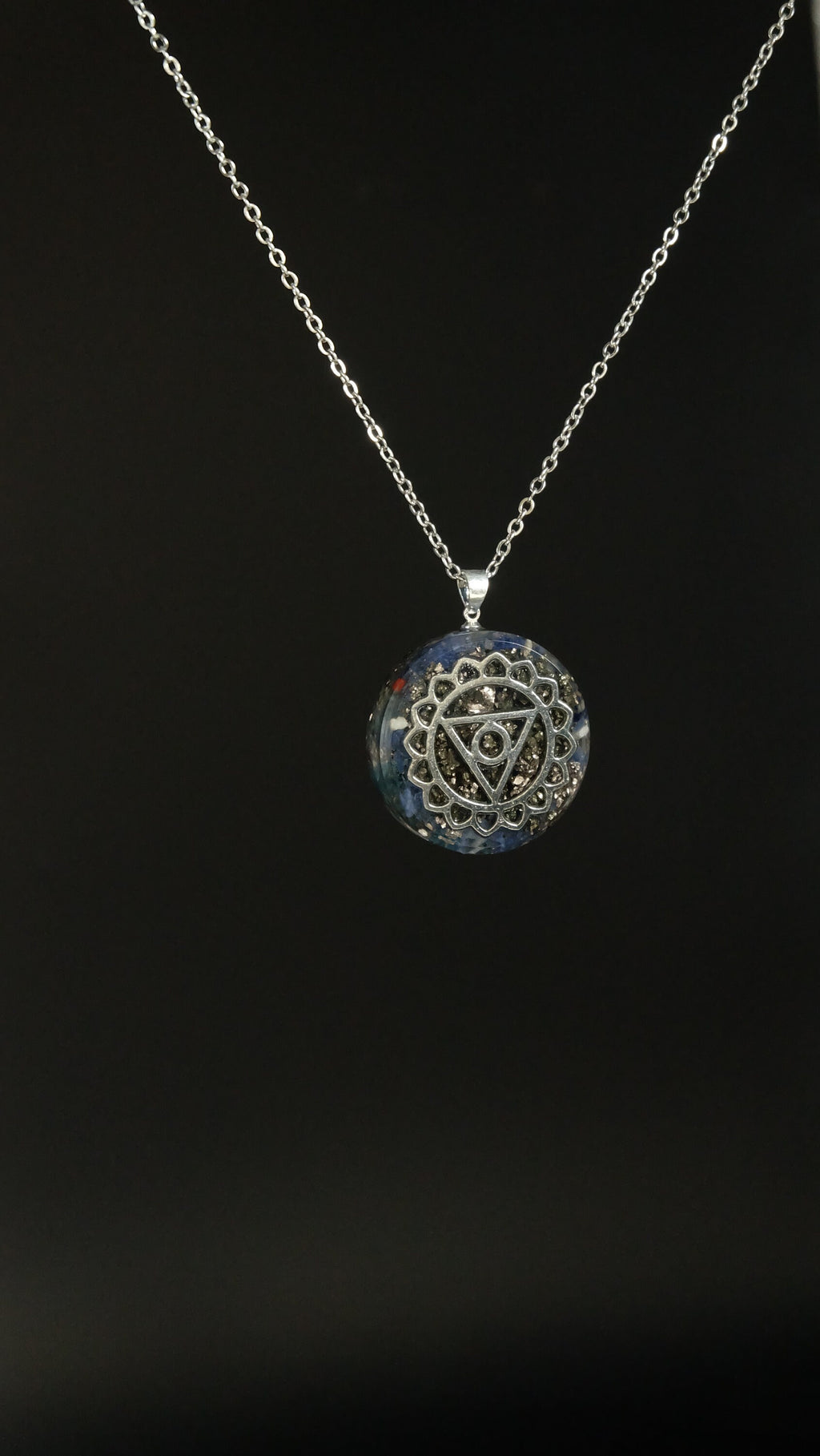 Halschakra Orgonit Amulett mit Sodalith DM 30mm Vishudda Chakra