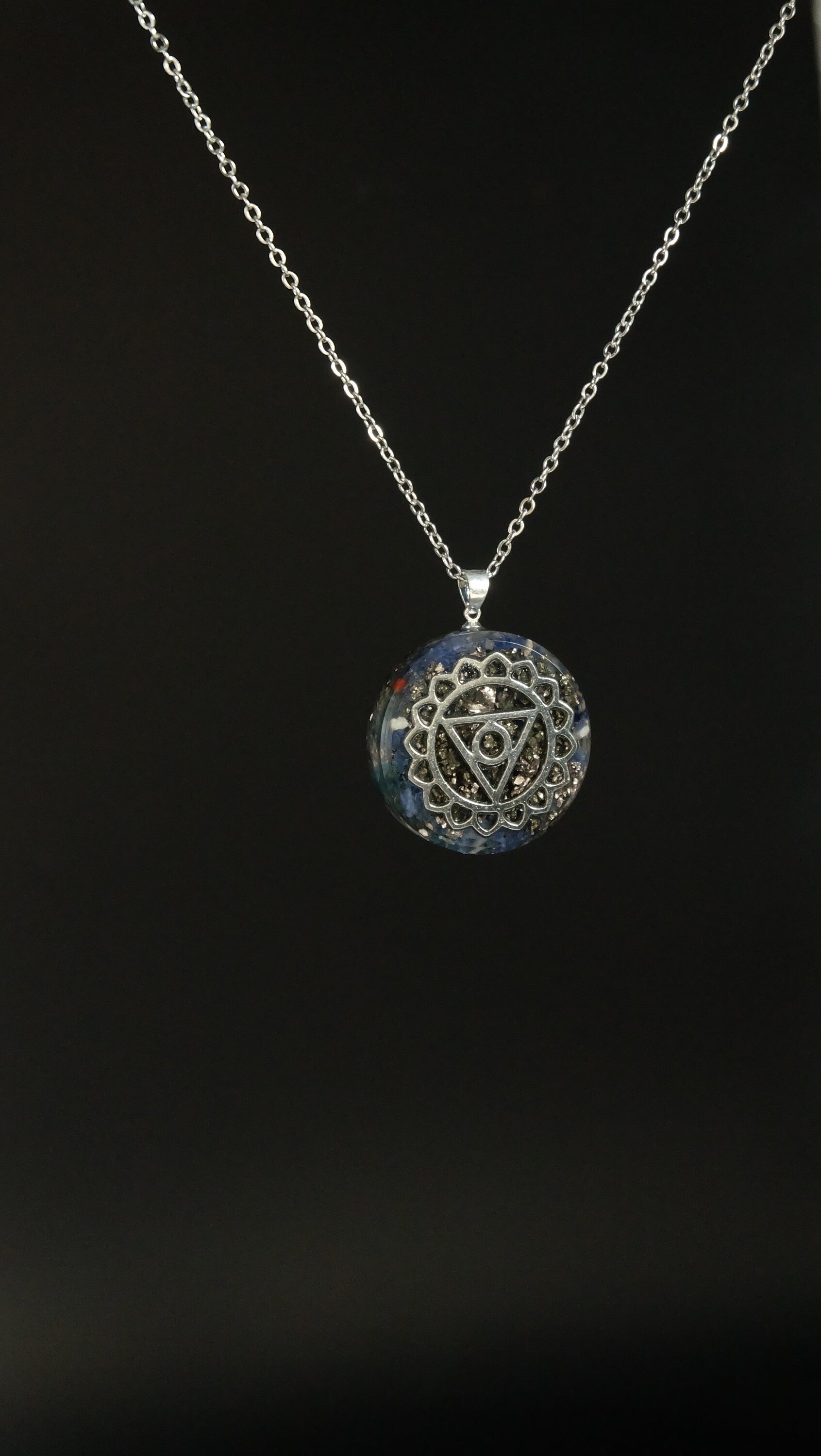 Halschakra Orgonit Amulett mit Sodalith DM 30mm Vishudda Chakra