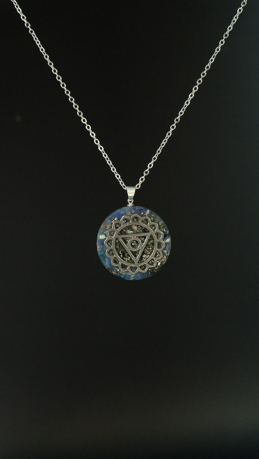 Halschakra Orgonit Amulett mit Sodalith DM 30mm Vishudda Chakra