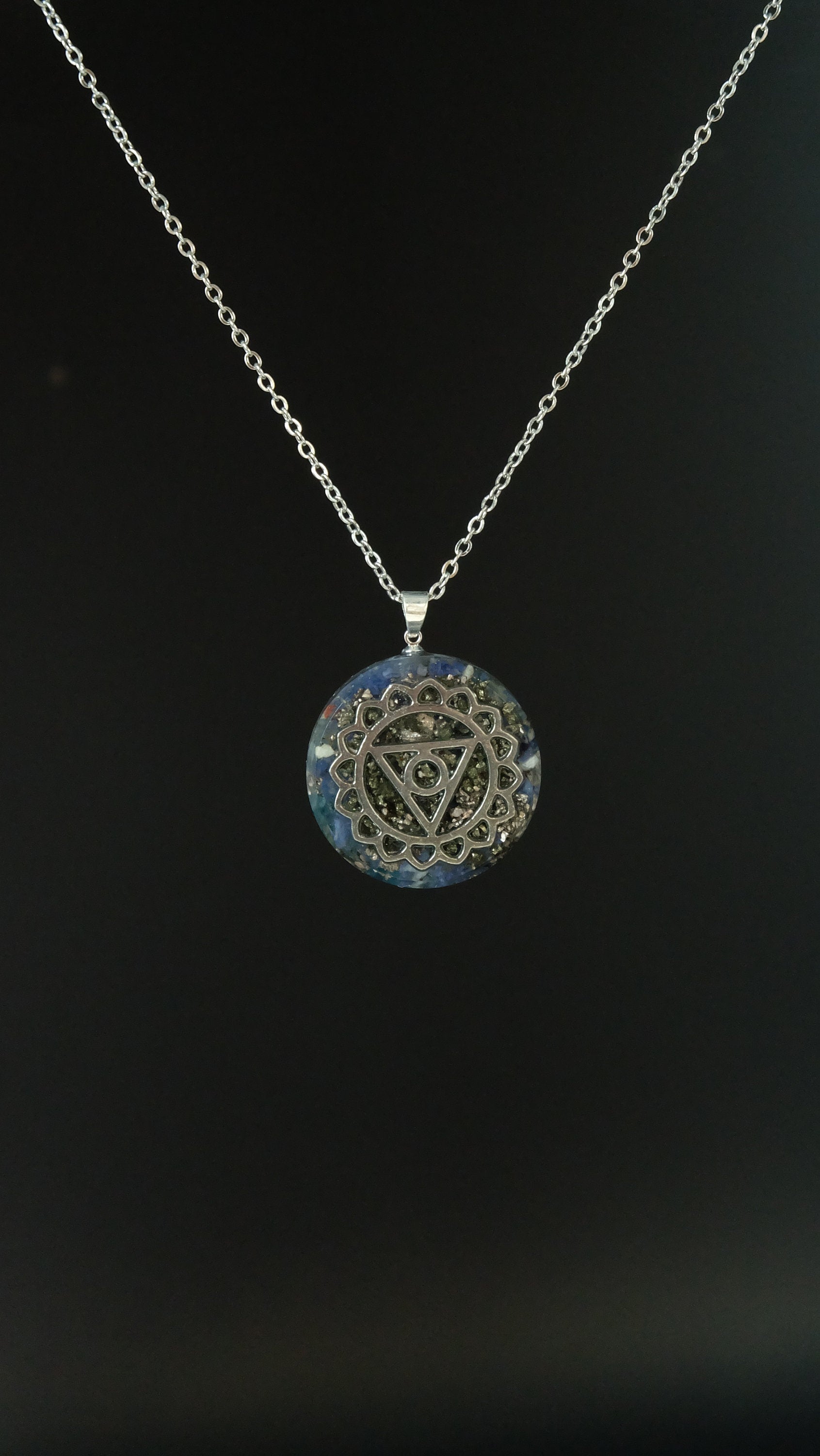 Halschakra Orgonit Amulett mit Sodalith DM 30mm Vishudda Chakra