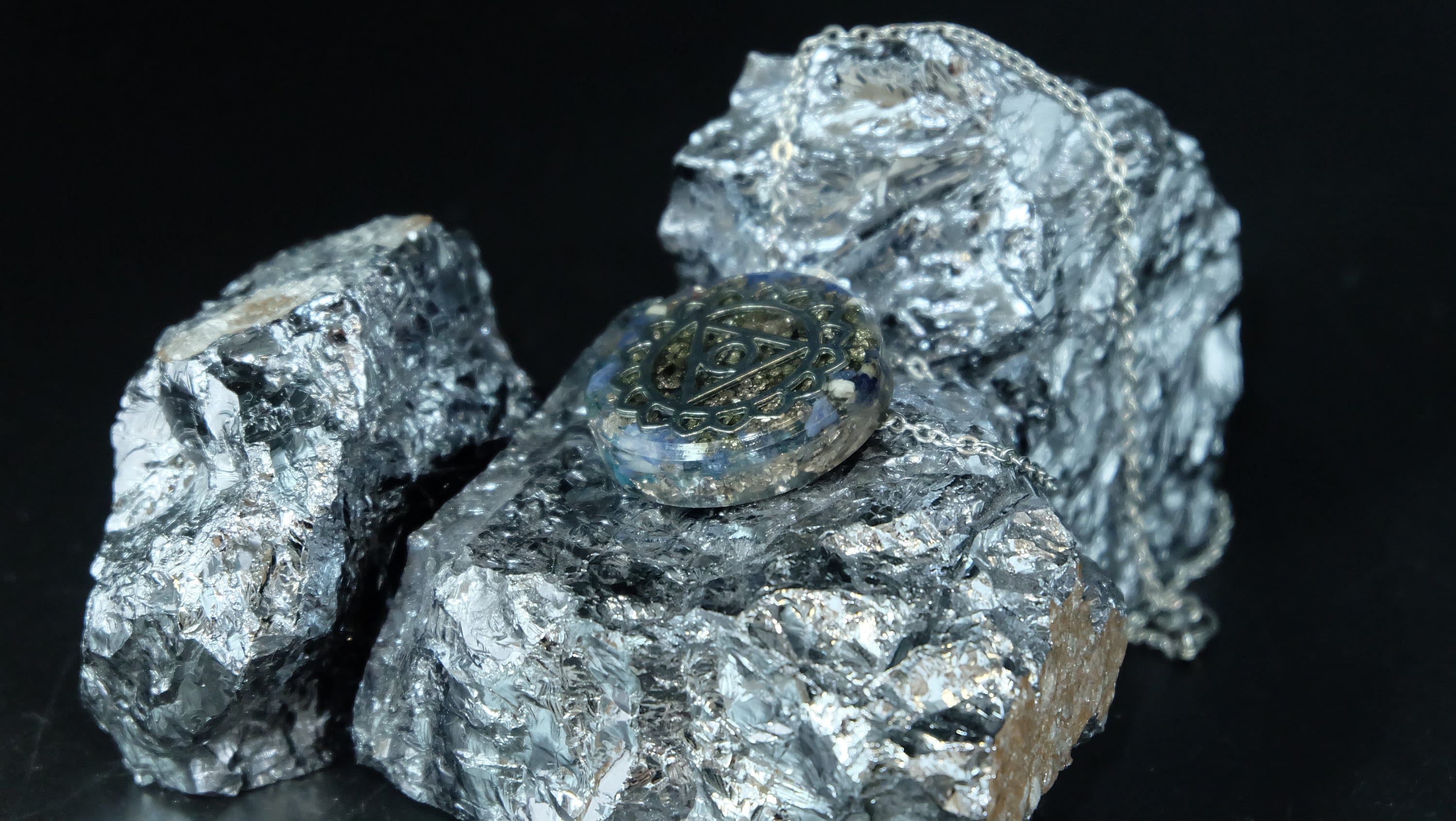 Halschakra Orgonit Amulett mit Sodalith DM 30mm Vishudda Chakra