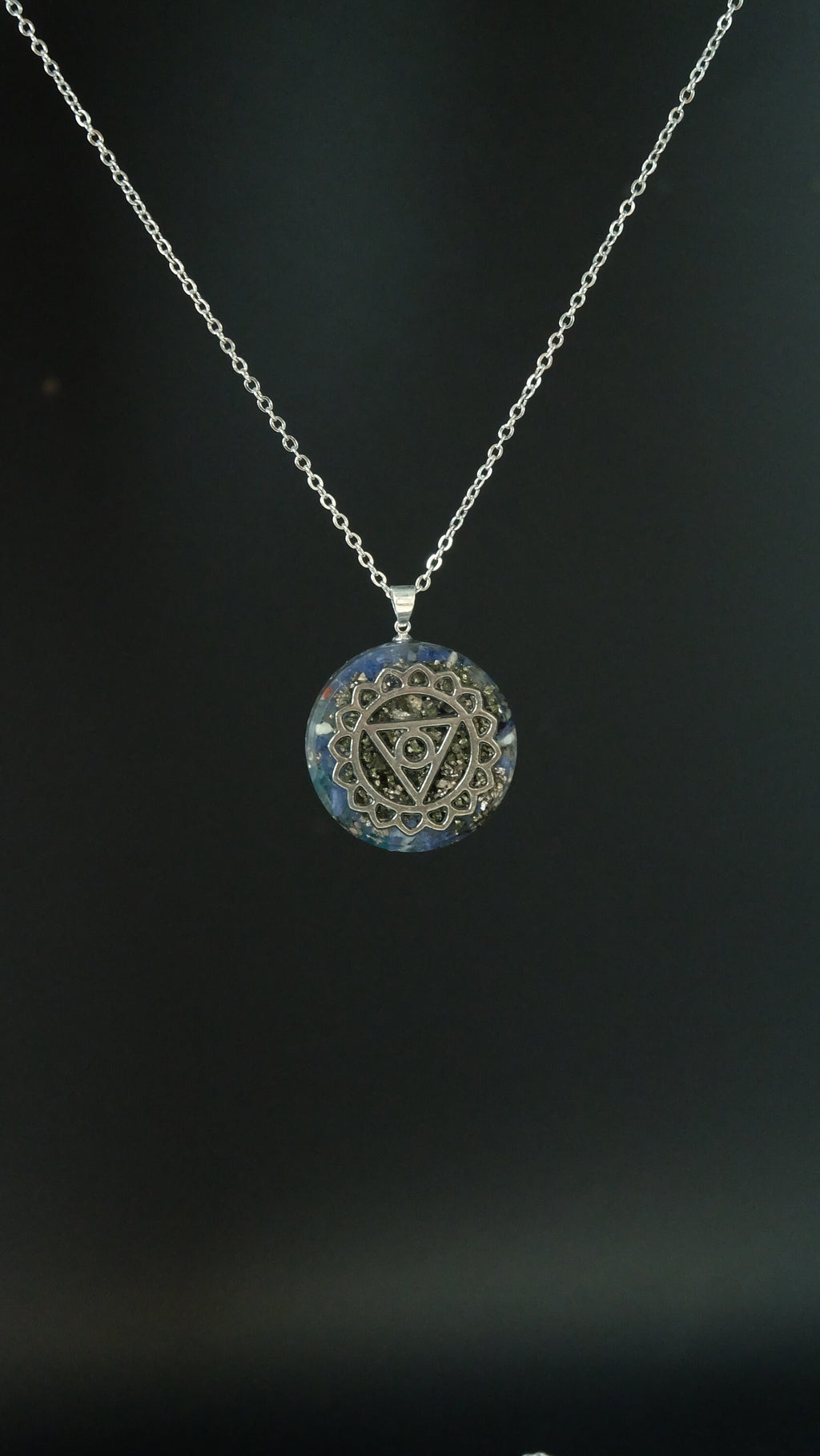 Halschakra Orgonit Amulett mit Sodalith DM 30mm Vishudda Chakra
