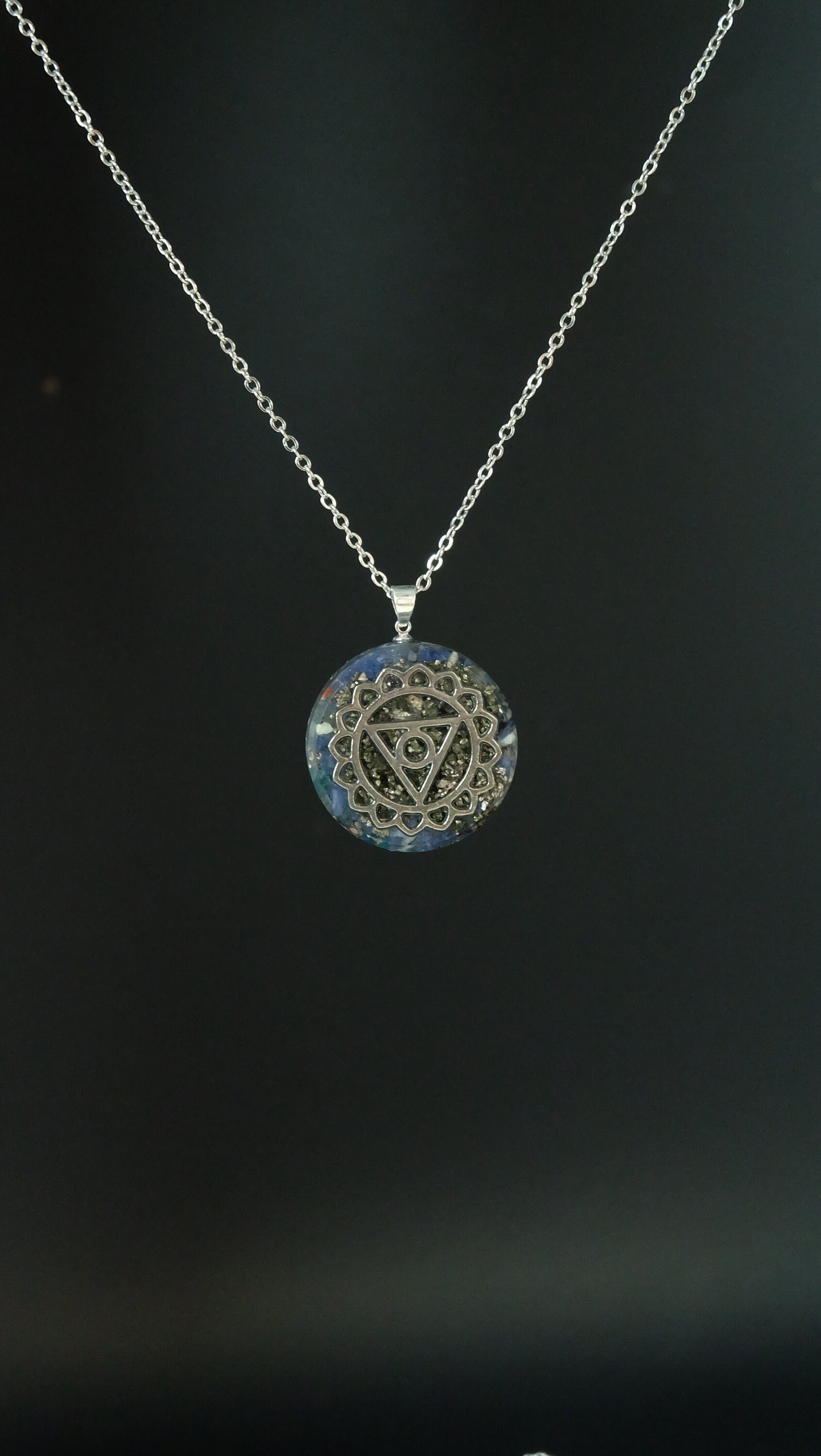 Halschakra Orgonit Amulett mit Sodalith DM 30mm Vishudda Chakra