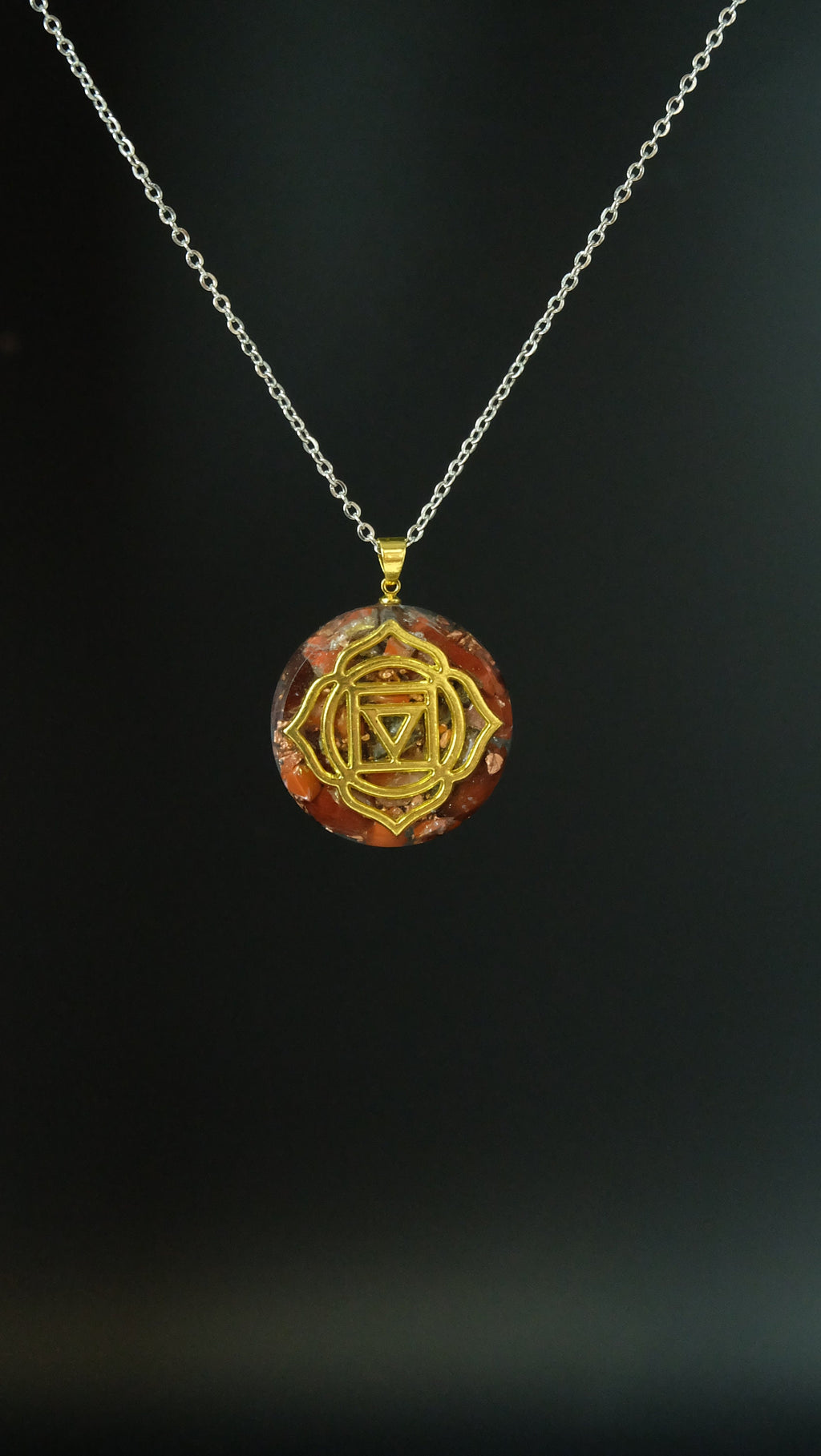 Wurzelchakra Orgonit Amulett mit Granat und rotem Jaspis DM 30mm Muladhara Chakra