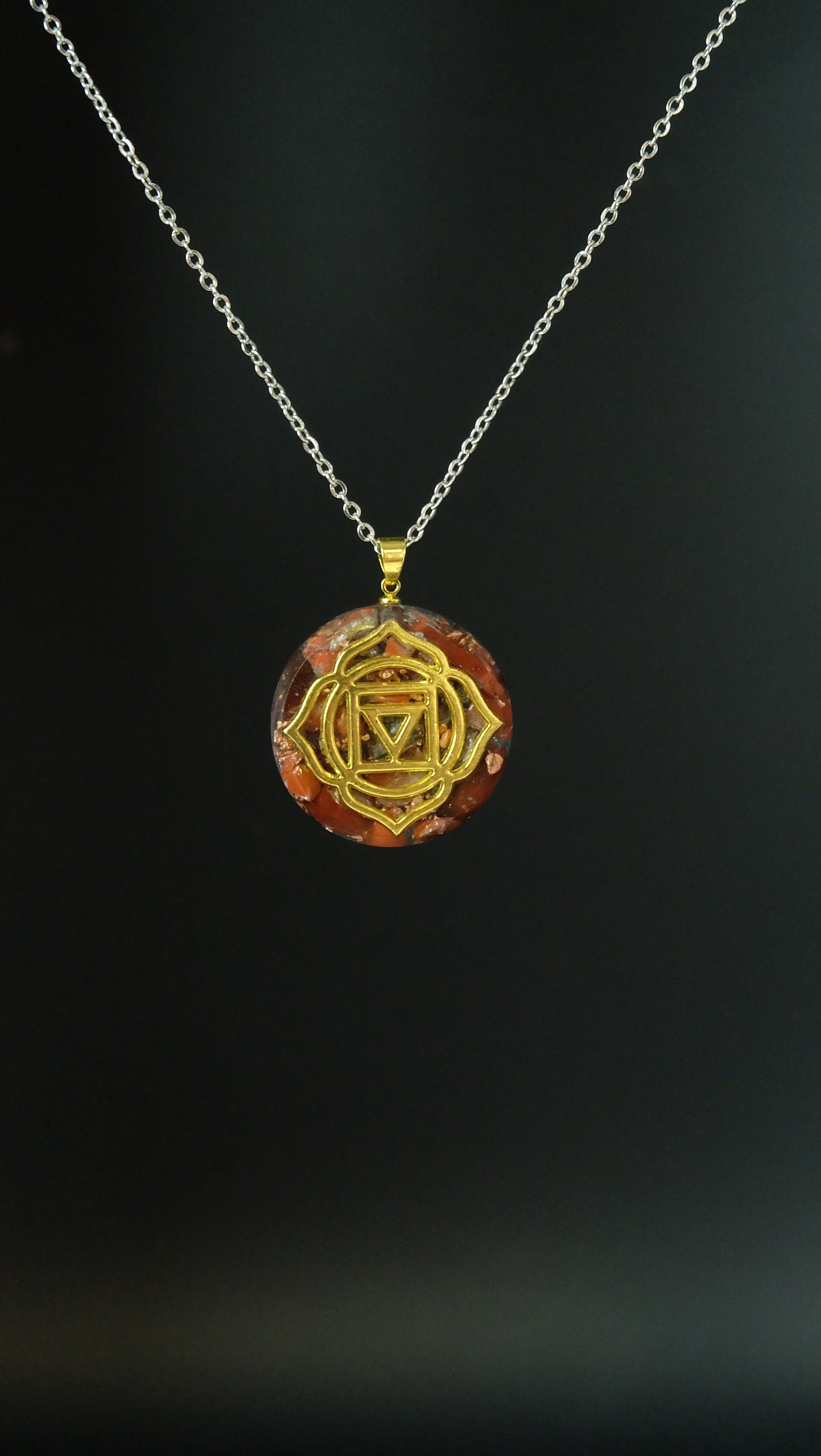 Wurzelchakra Orgonit Amulett mit Granat und rotem Jaspis DM 30mm Muladhara Chakra