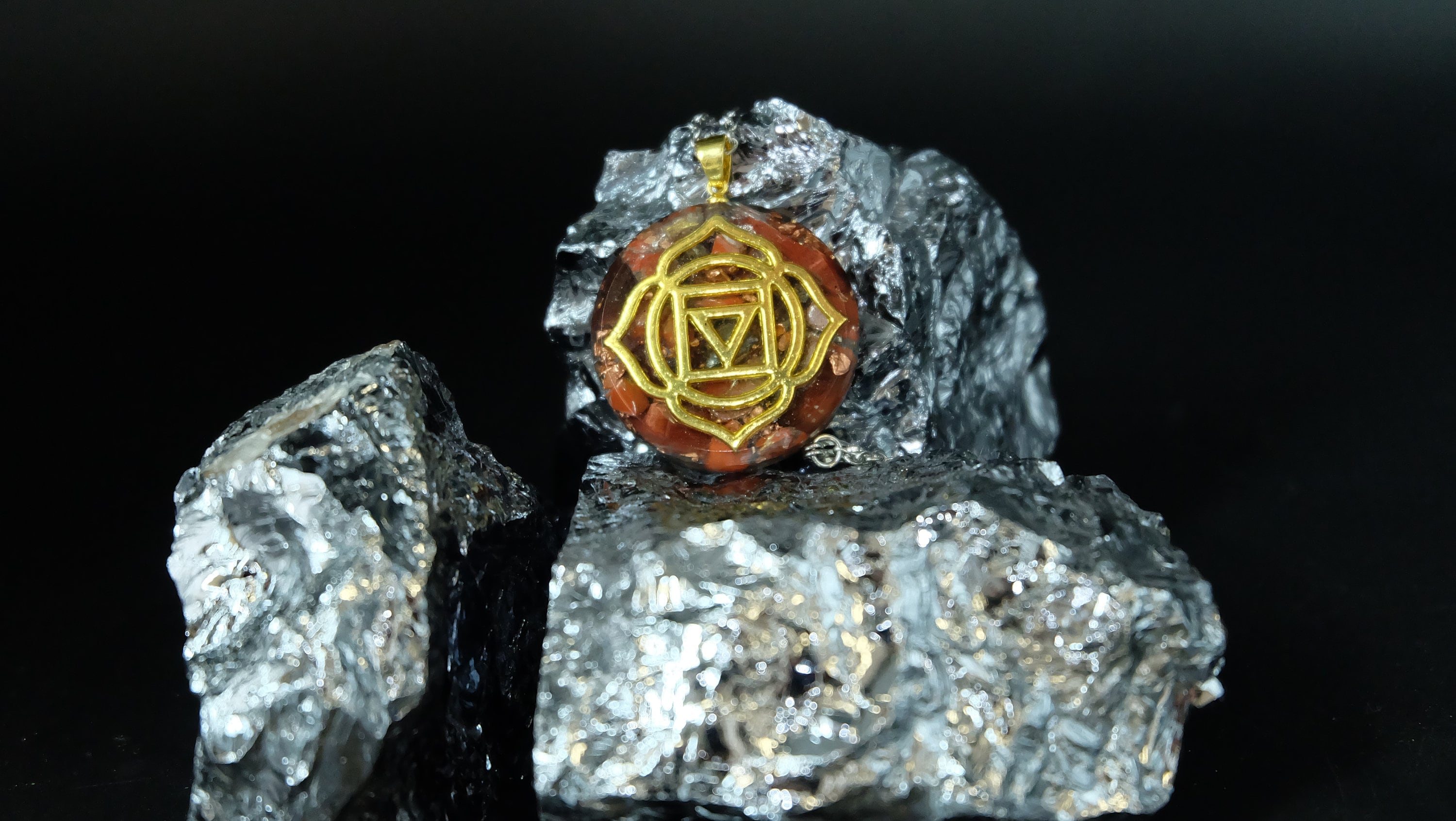 Wurzelchakra Orgonit Amulett mit Granat und rotem Jaspis DM 30mm Muladhara Chakra