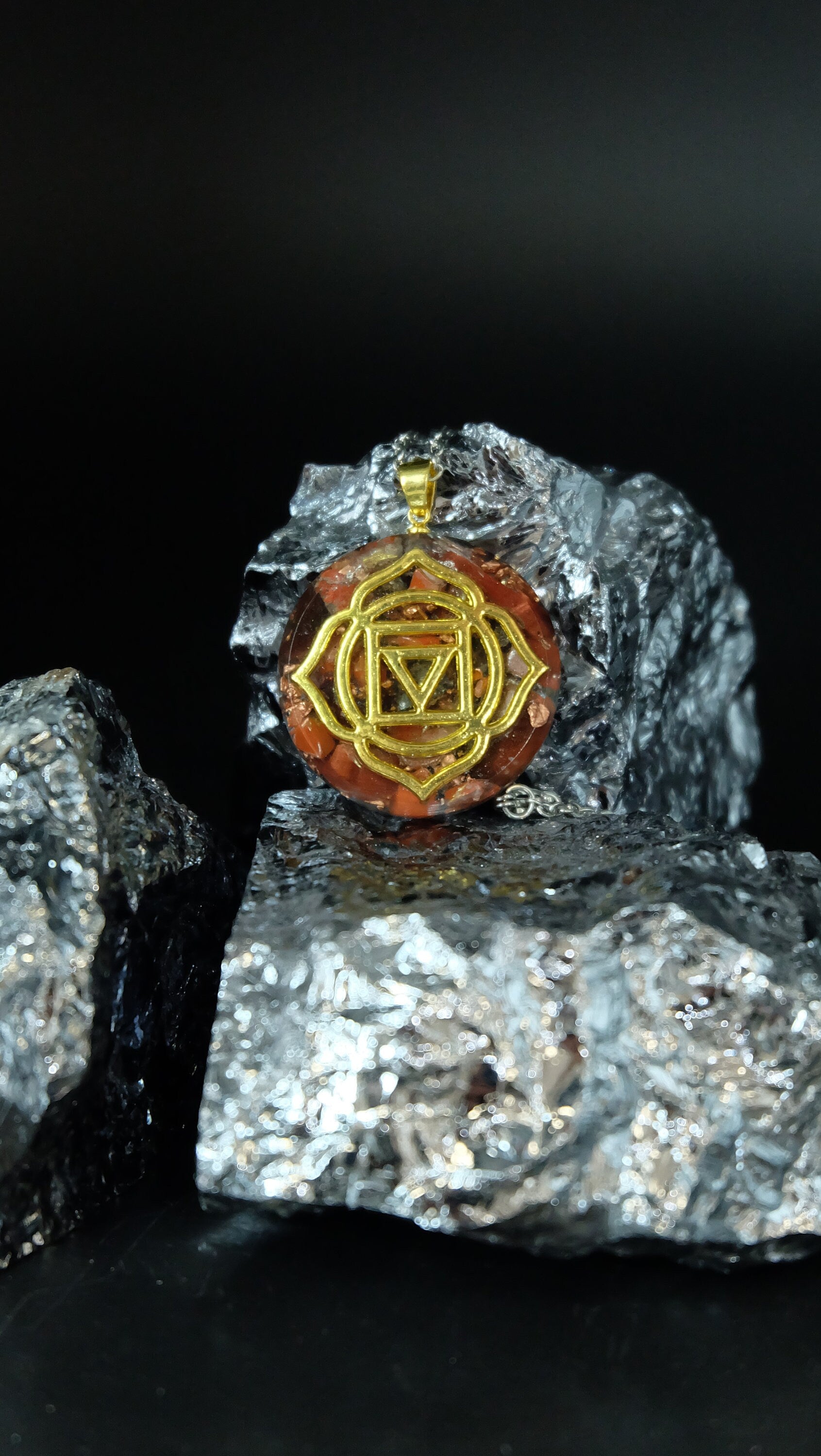 Wurzelchakra Orgonit Amulett mit Granat und rotem Jaspis DM 30mm Muladhara Chakra