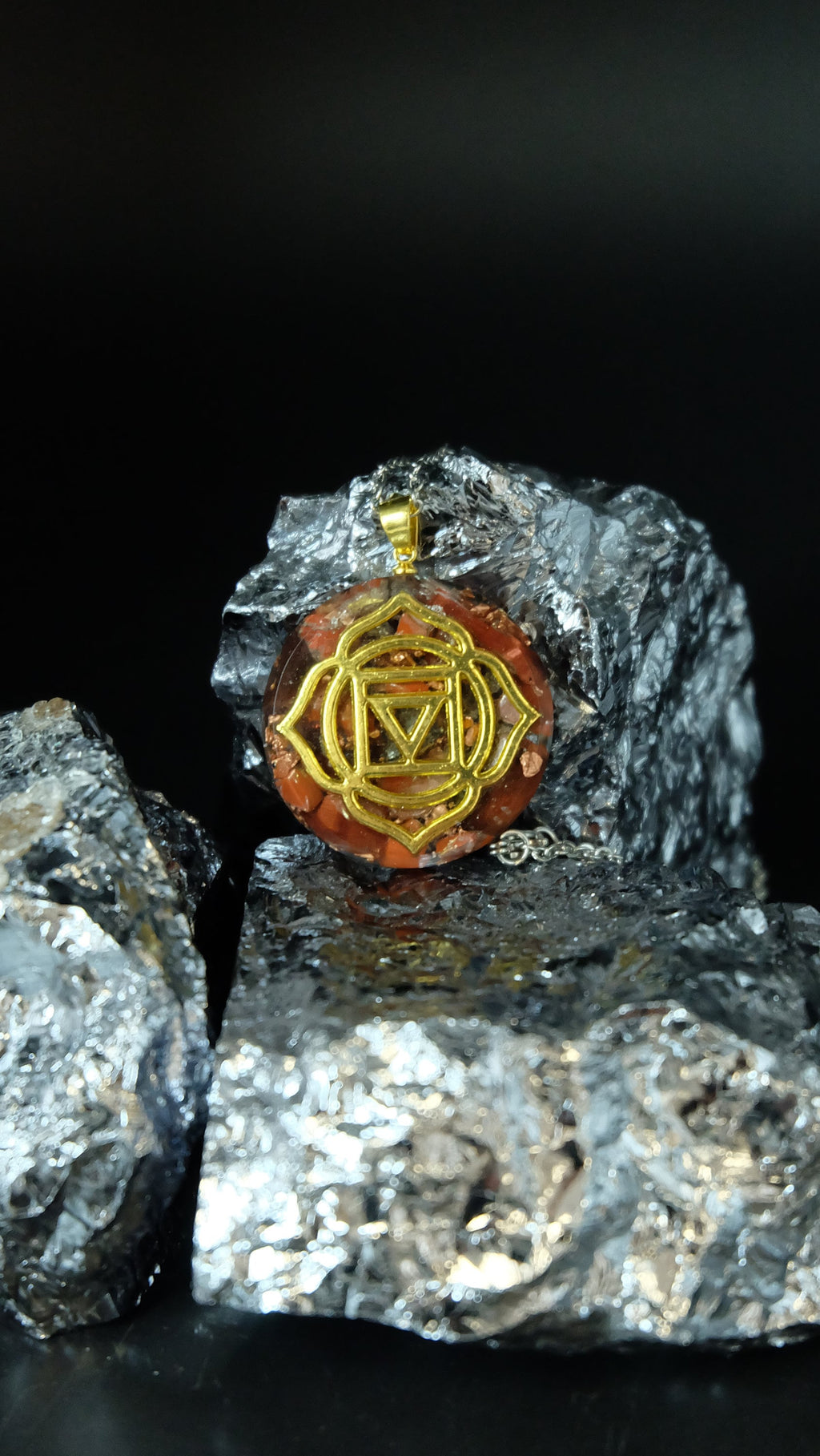 Wurzelchakra Orgonit Amulett mit Granat und rotem Jaspis DM 30mm Muladhara Chakra