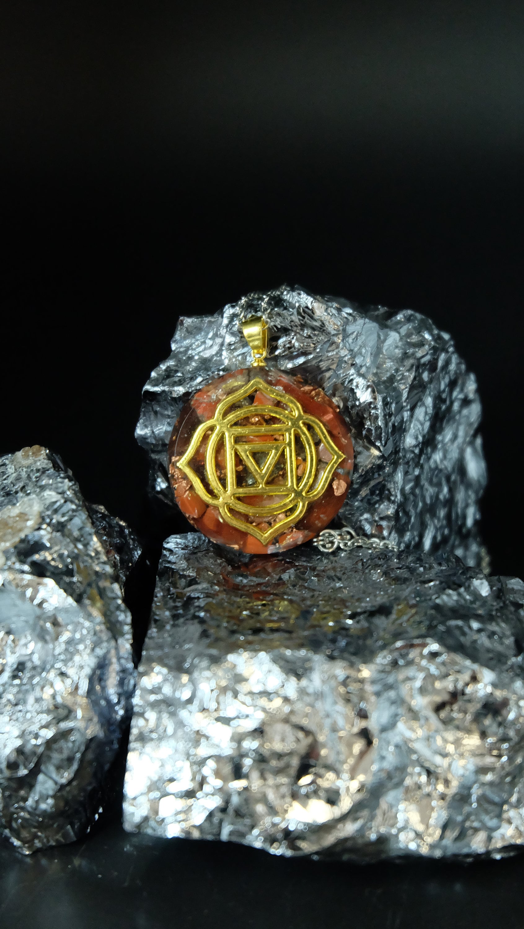 Wurzelchakra Orgonit Amulett mit Granat und rotem Jaspis DM 30mm Muladhara Chakra