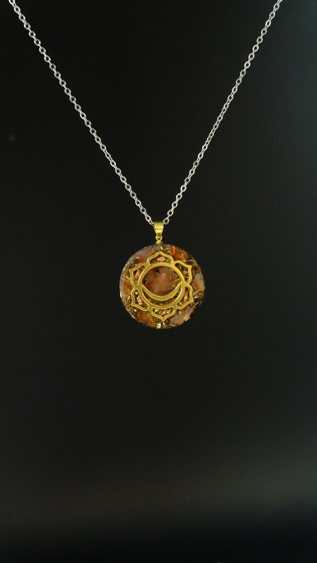 Sakralchakra Orgonit Amulett mit Karneol und Bergkristall DM 30mm