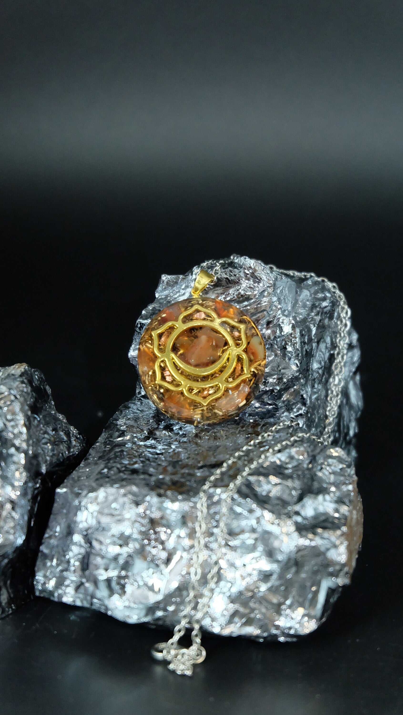 Sakralchakra Orgonit Amulett mit Karneol und Bergkristall DM 30mm