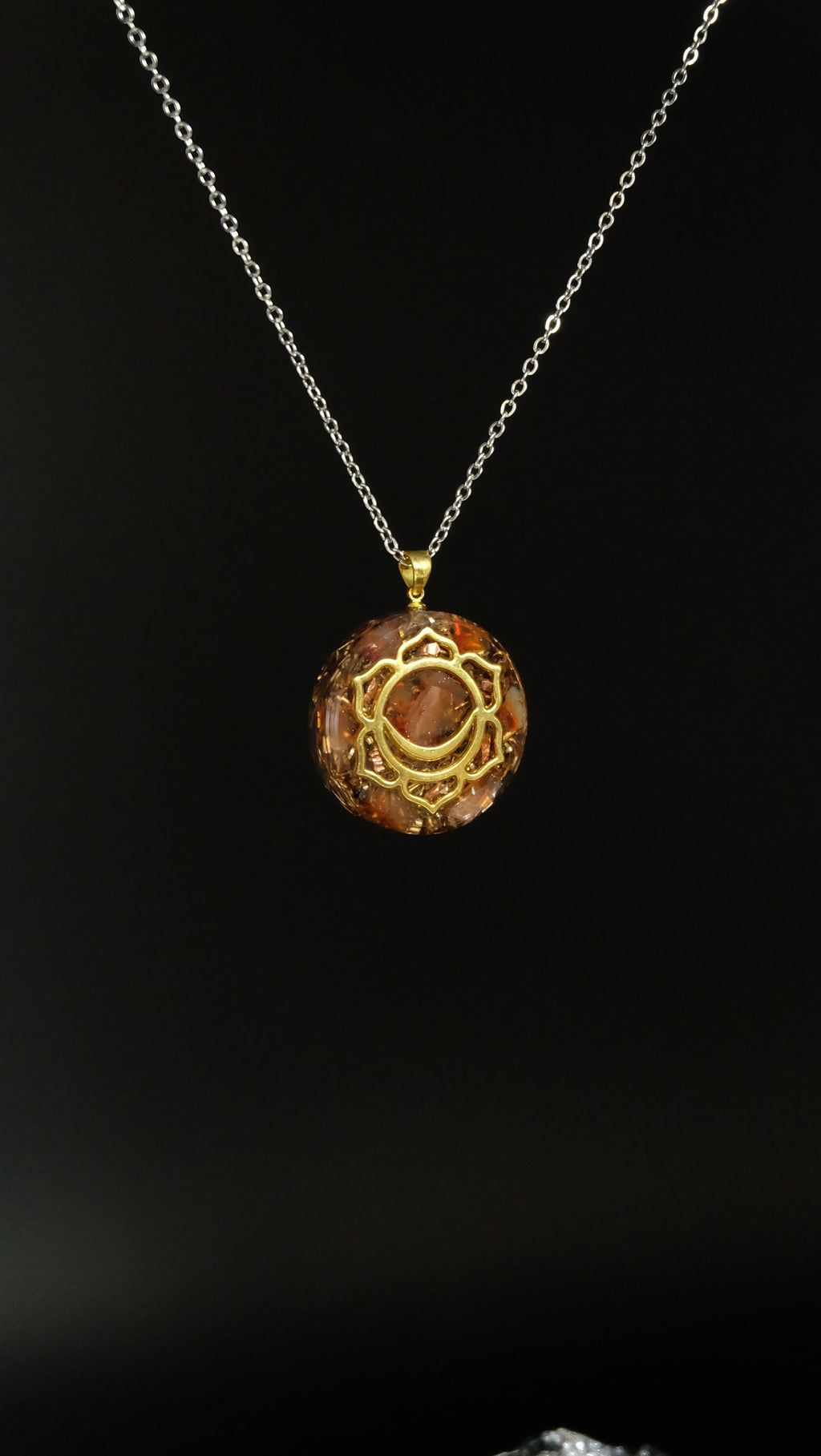 Sakralchakra Orgonit Amulett mit Karneol und Bergkristall DM 30mm