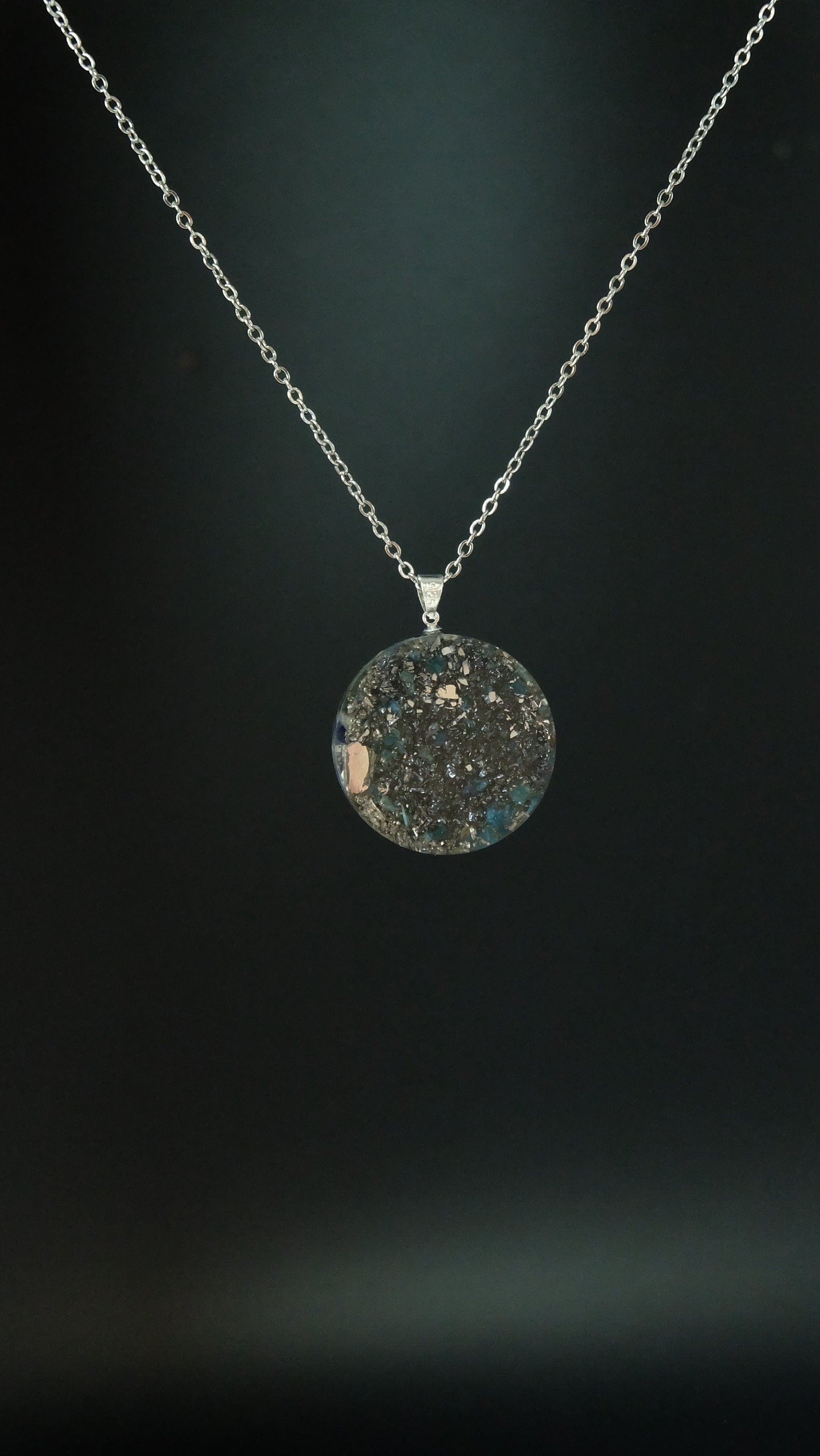 Halschakra Orgonit Amulett mit Sodalith DM 30mm Vishudda Chakra
