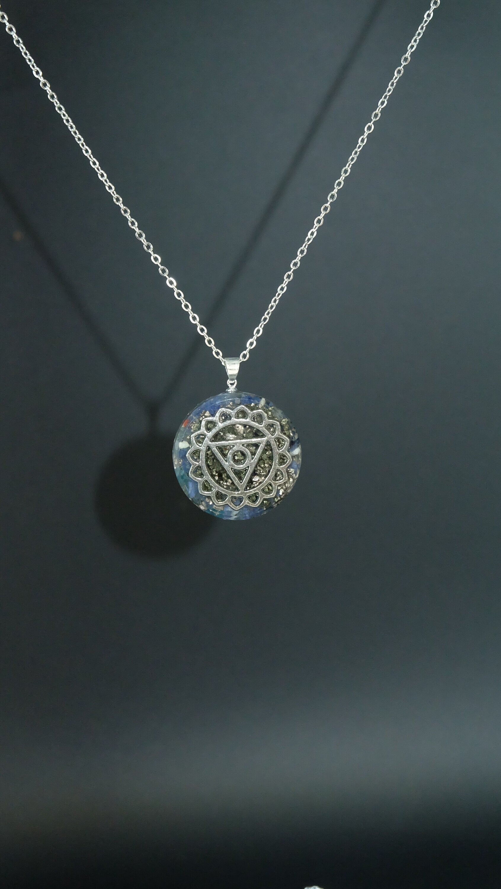 Halschakra Orgonit Amulett mit Sodalith DM 30mm Vishudda Chakra