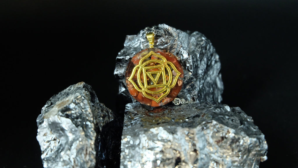 Wurzelchakra Orgonit Amulett mit Granat und rotem Jaspis DM 30mm Muladhara Chakra