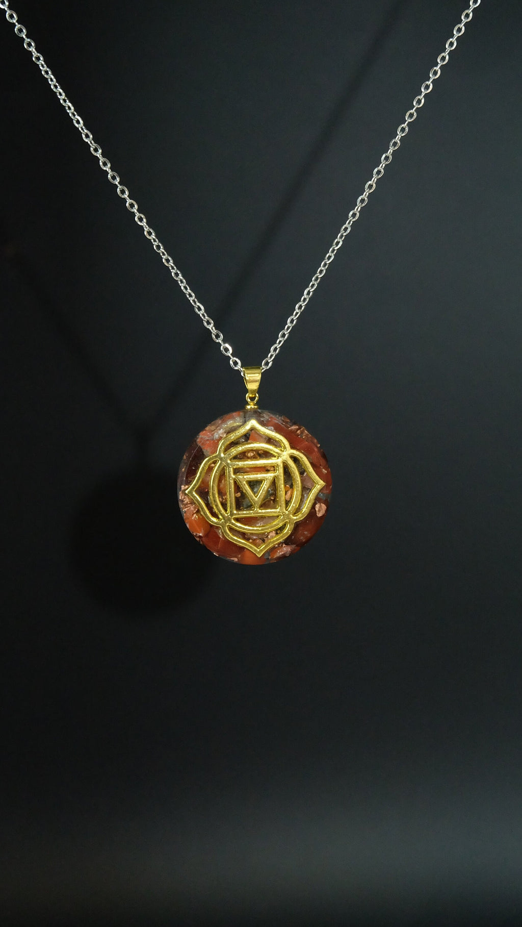 Wurzelchakra Orgonit Amulett mit Granat und rotem Jaspis DM 30mm Muladhara Chakra
