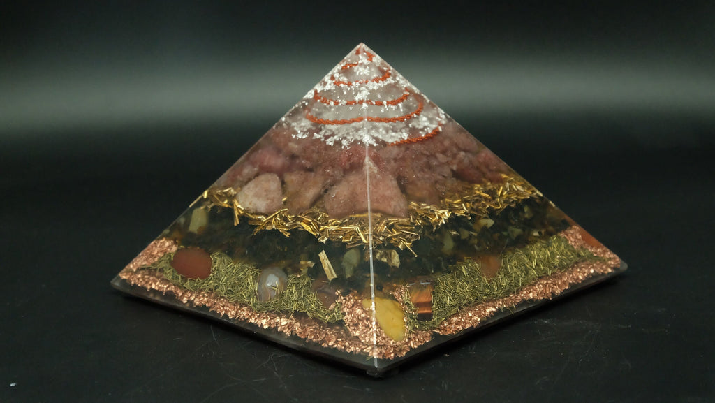 Große Cheops Orgonit Pyramide von Sonnenkraft7 mit Muskovit Bernstein und Tigereisen für die Stärkung unseres Abwehrsystems