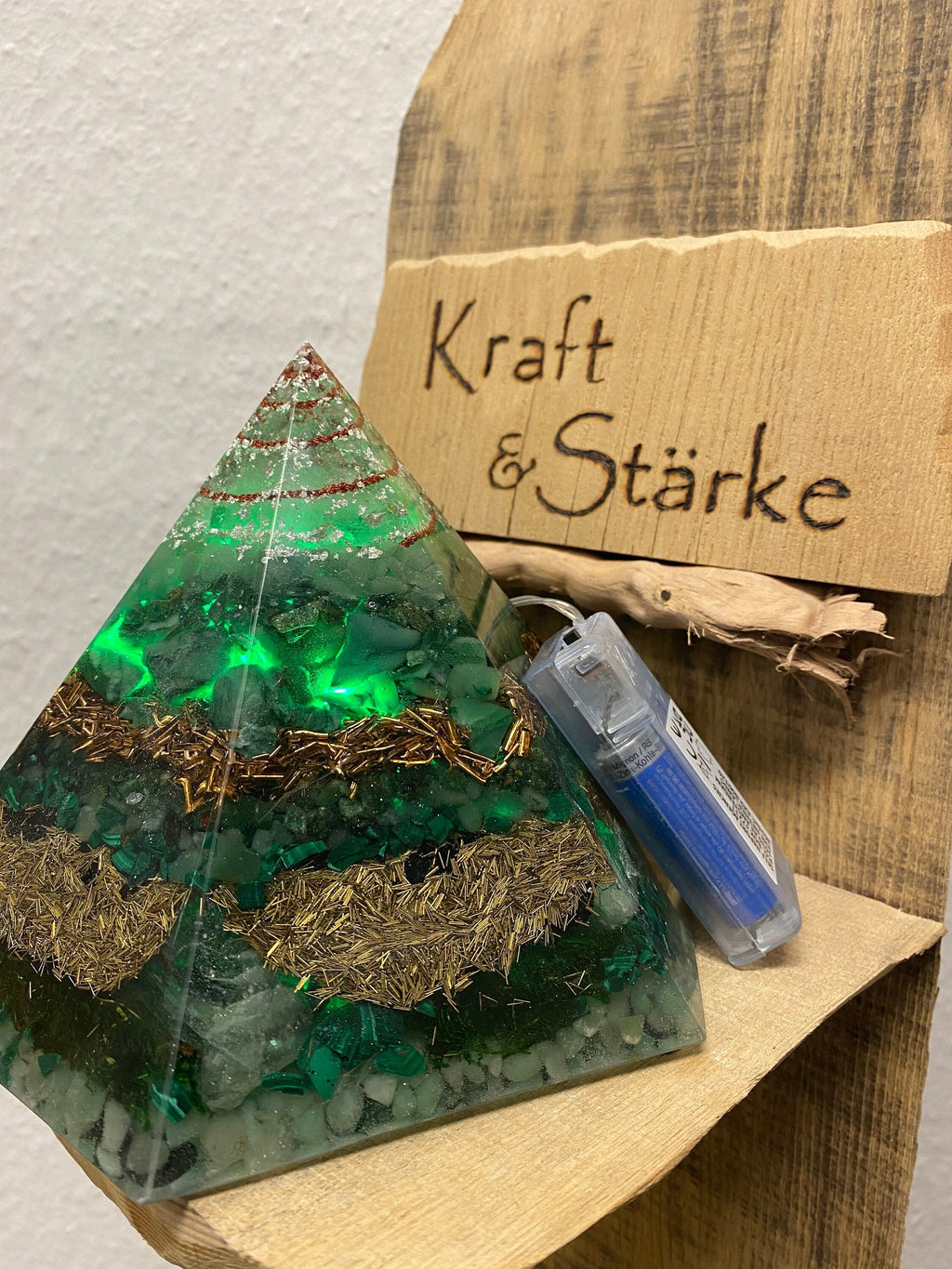Orgonit Pyramide Nachtlicht mit LED | Handgemachte Energiepyramide mit Bergkristall & Farbwechsellicht | Chakra Deko und Geschenkidee
