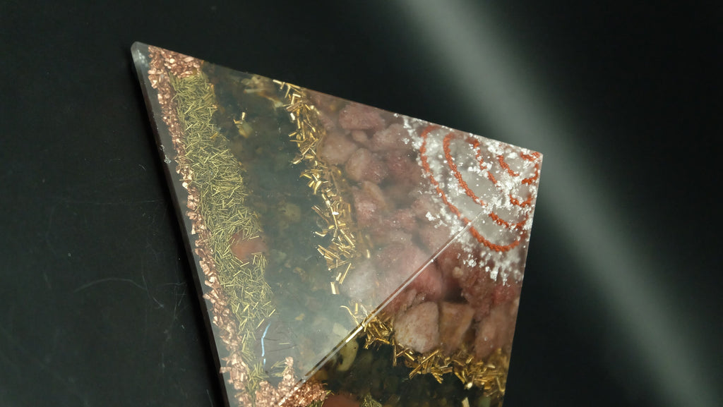 Große Cheops Orgonit Pyramide von Sonnenkraft7 mit Muskovit Bernstein und Tigereisen für die Stärkung unseres Abwehrsystems