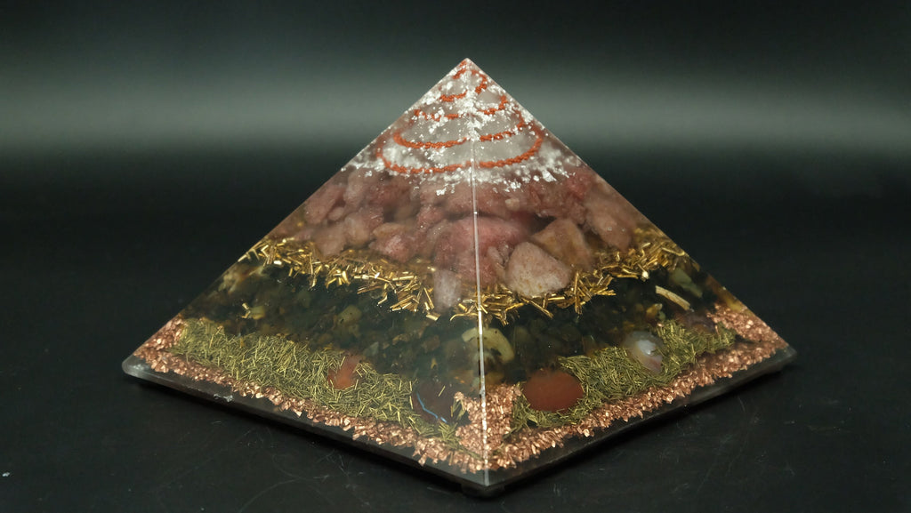Große Cheops Orgonit Pyramide von Sonnenkraft7 mit Muskovit Bernstein und Tigereisen für die Stärkung unseres Abwehrsystems