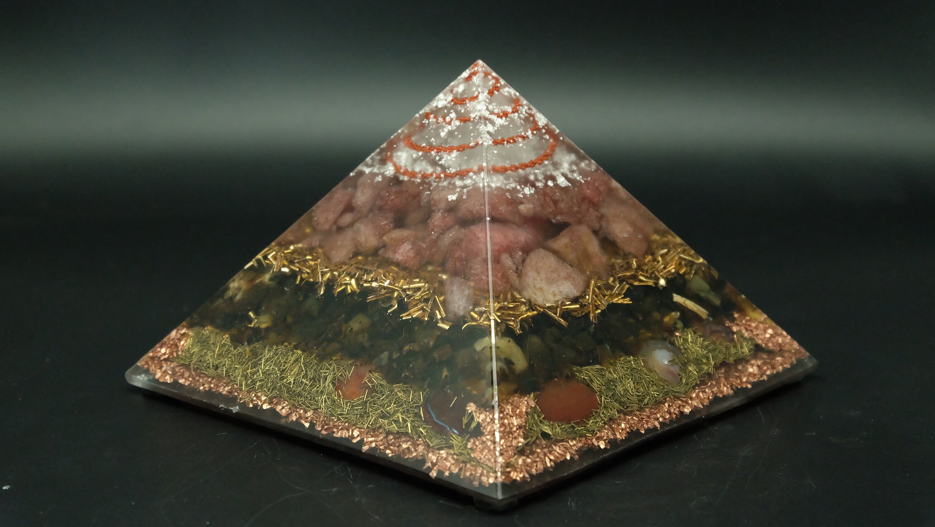 Große Cheops Orgonit Pyramide von Sonnenkraft7 mit Muskovit Bernstein und Tigereisen für die Stärkung unseres Abwehrsystems