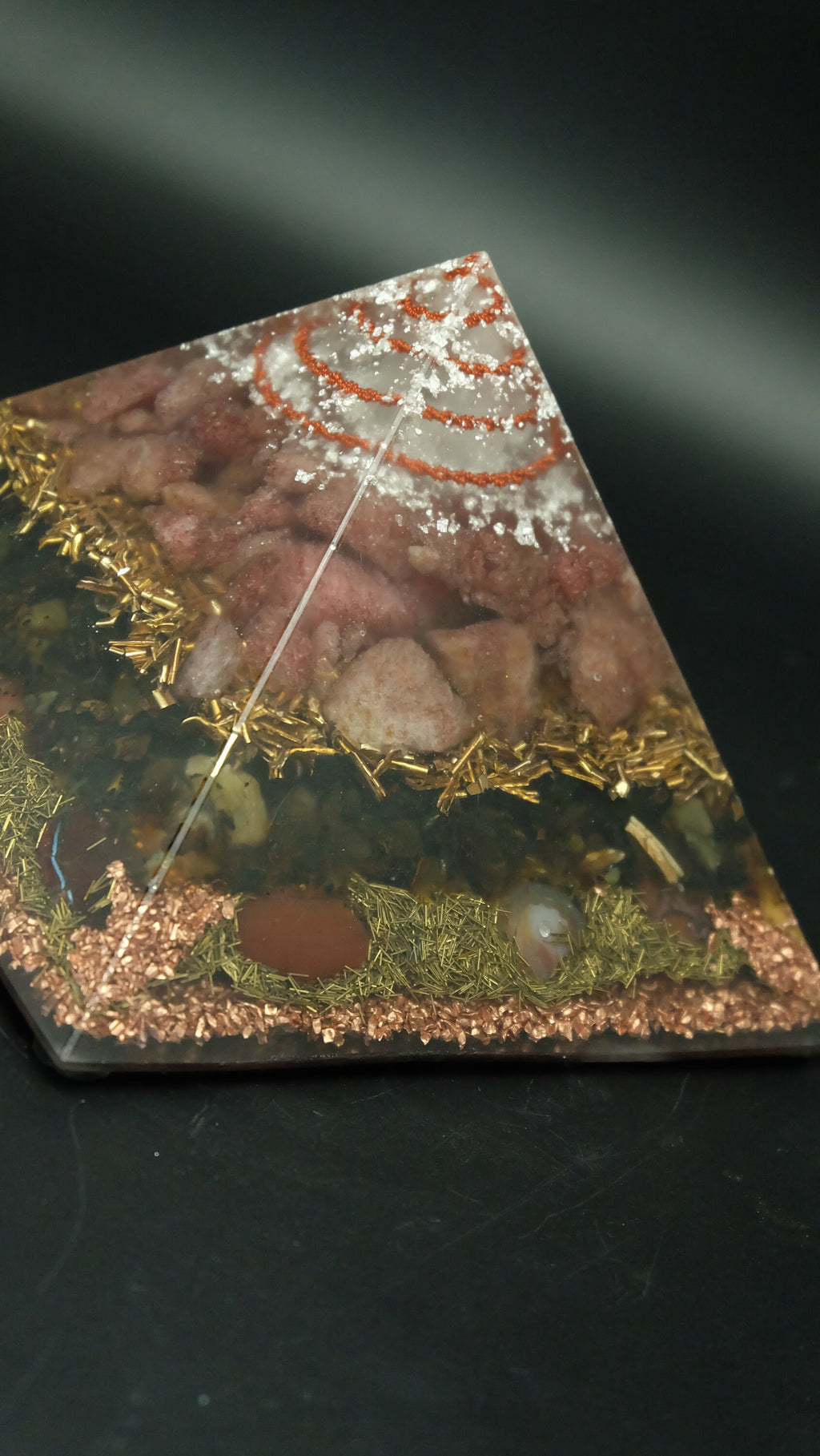 Große Cheops Orgonit Pyramide von Sonnenkraft7 mit Muskovit Bernstein und Tigereisen für die Stärkung unseres Abwehrsystems
