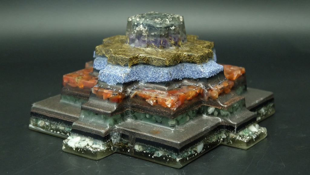 Einzigartige Maya Orgonit Pyramide mit leuchtender Kuppel bei Nacht für Heimdekoration