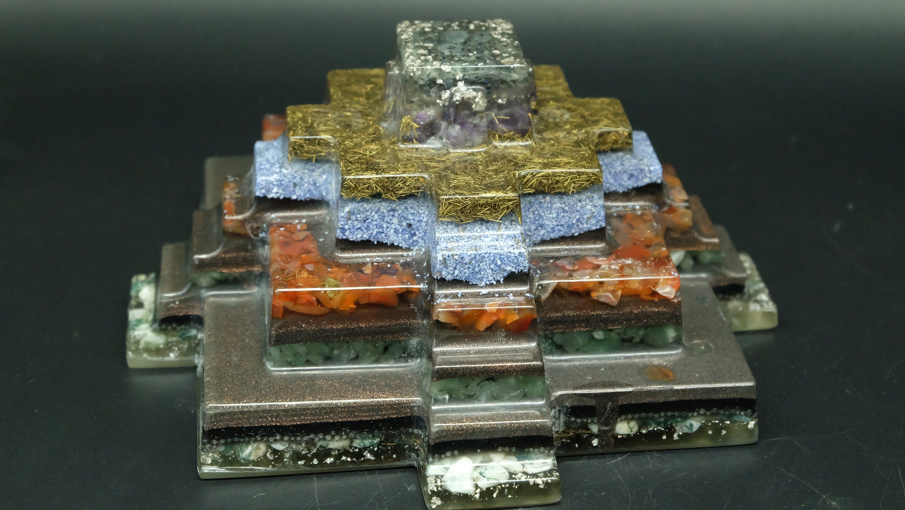 Einzigartige Maya Orgonit Pyramide mit leuchtender Kuppel bei Nacht für Heimdekoration